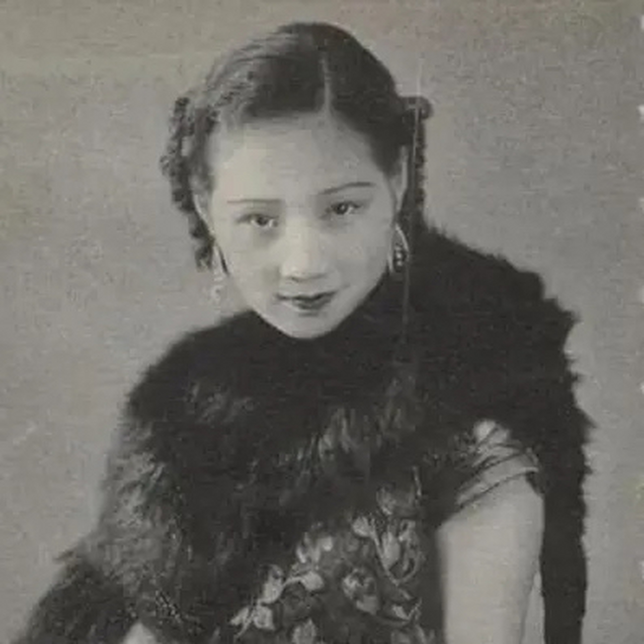 抗战时期,戴笠在重庆幽会情人陈华,见她貂皮大衣不错