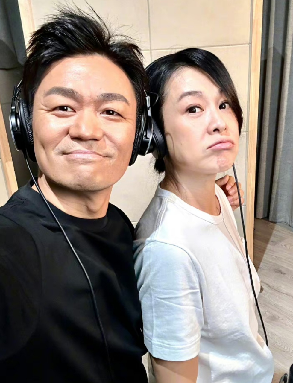 王宝强晒合影感谢刘若英,两人合唱电影主题曲,友谊非常深厚.