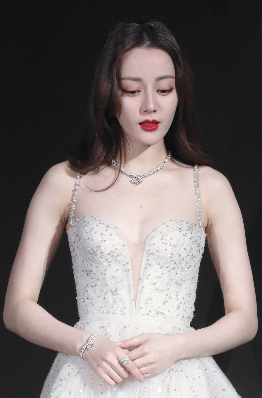 迪丽热巴穿白色薄纱长裙惊艳亮相红毯,优雅灵动,仙气十足.