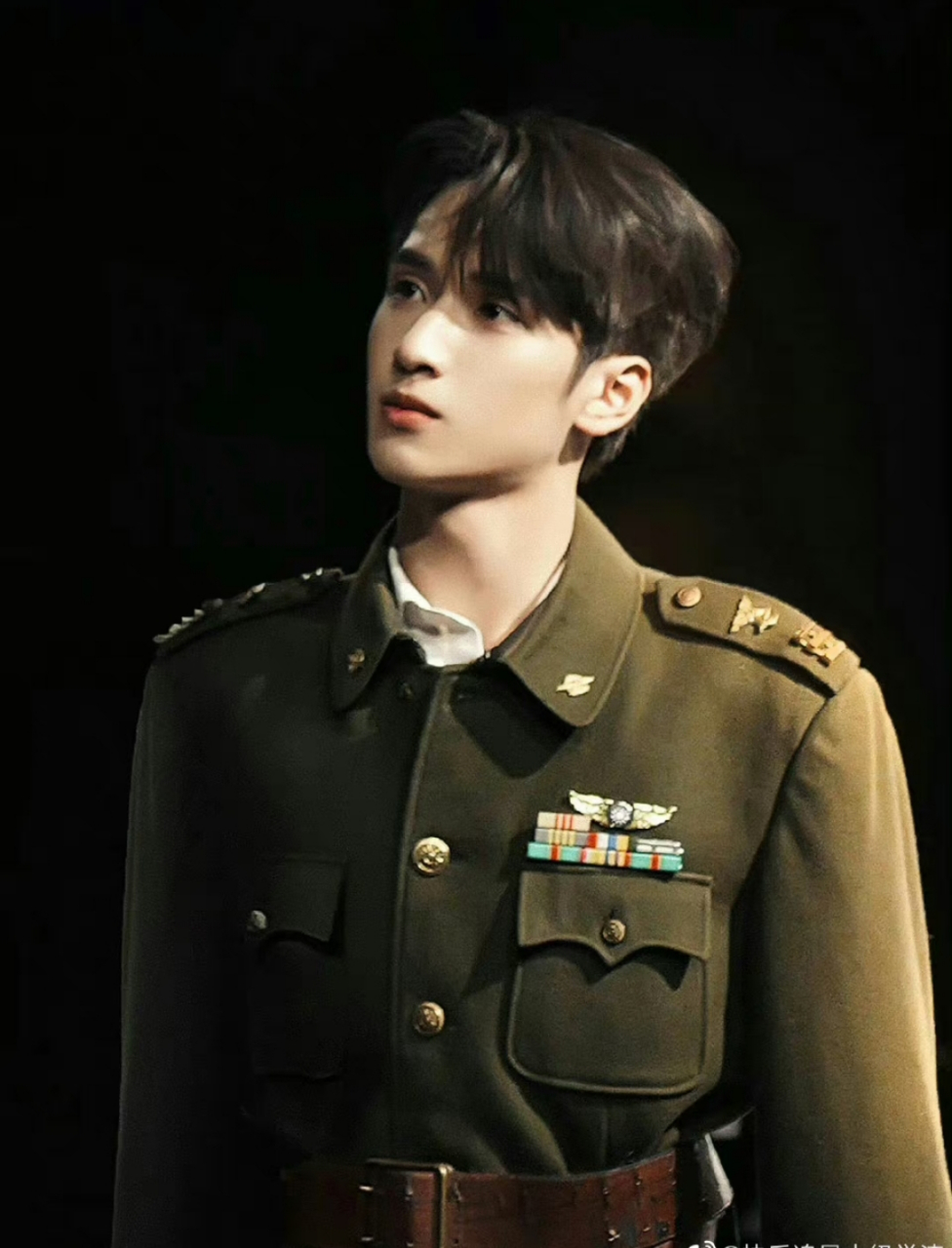 严浩翔北电汇报演出,我们翔哥穿军装帅的不一般#时代少年团