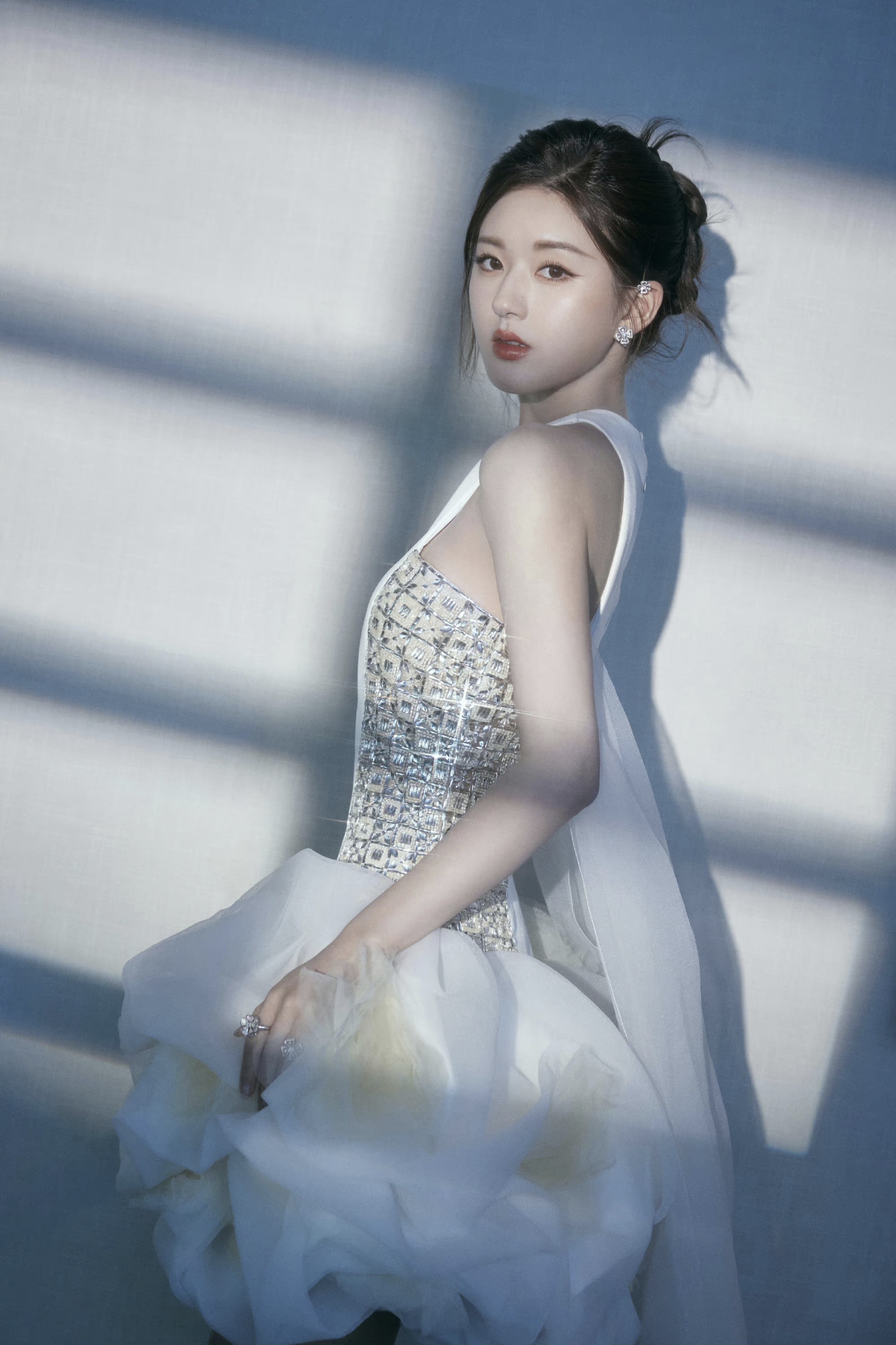 赵露思i简约中透露出的高贵气息扑面而来,如同一朵盛开的白玫瑰