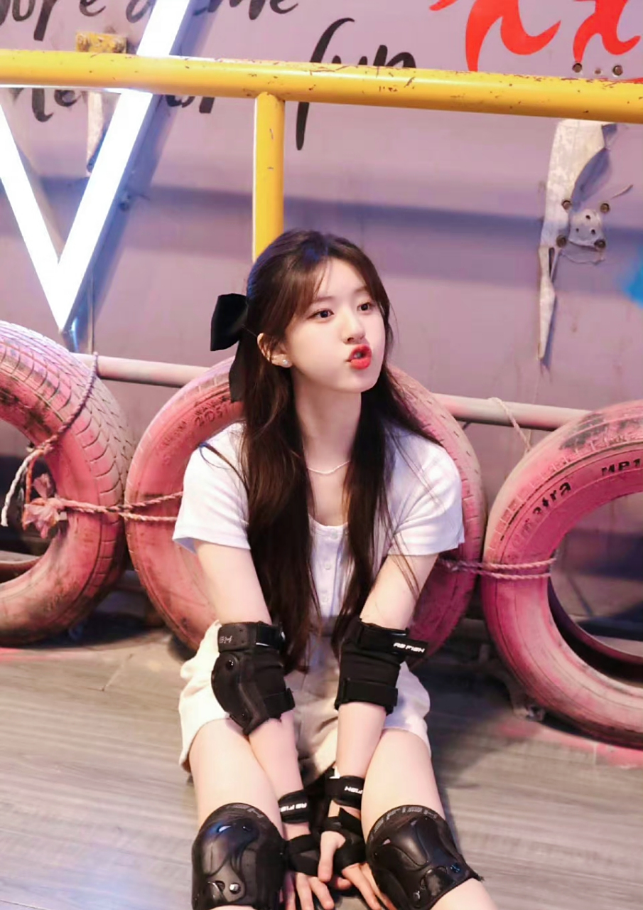 露思你这嘟嘴的样子好可爱呀,是在"索吻"吗 #赵露思