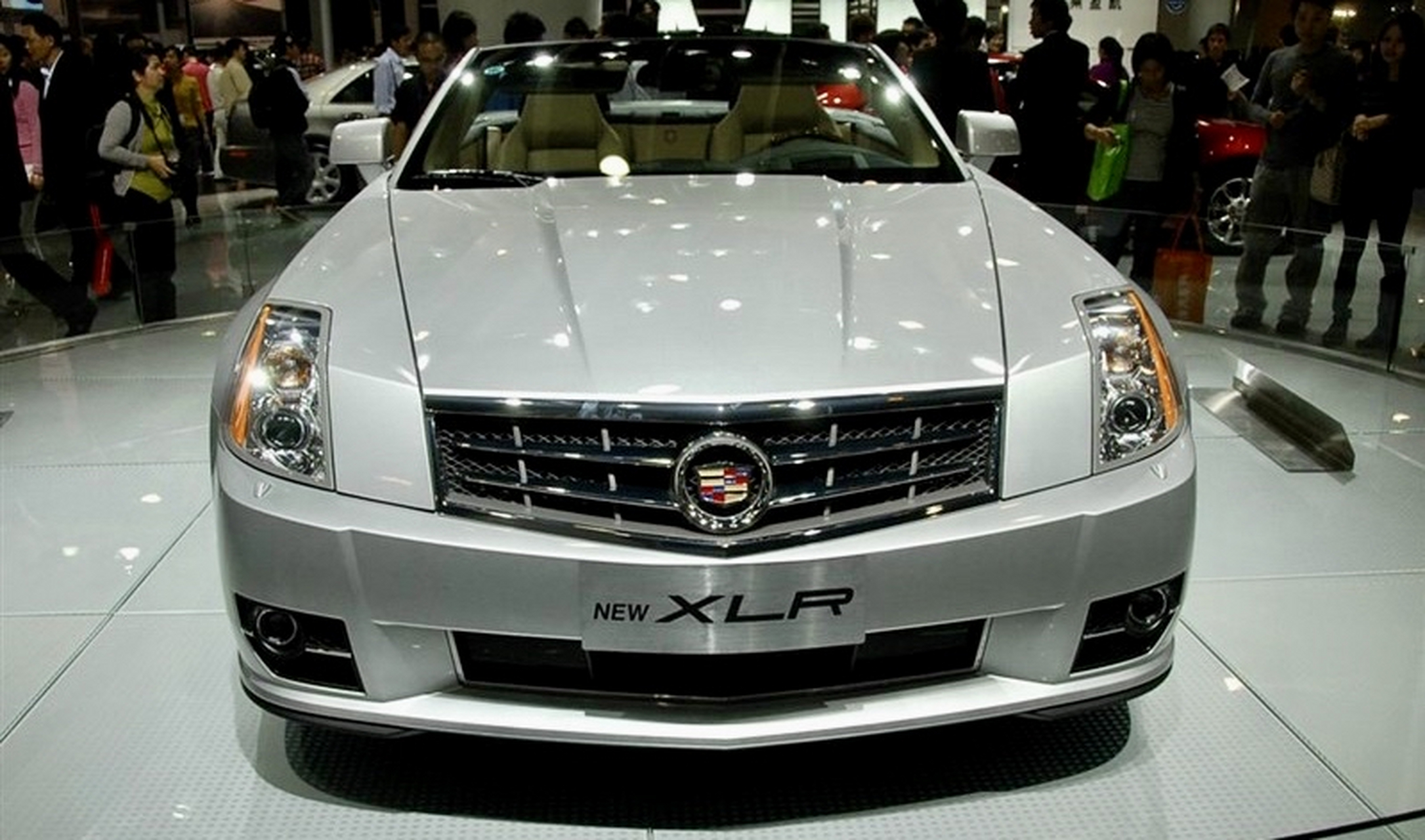 那时候的车标还是一个经典的盾牌形状,周围环绕着桂冠.