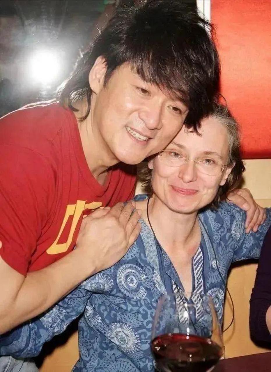周华健和老婆罕见合照!63岁的她像老太太,周华健与其合影像母子
