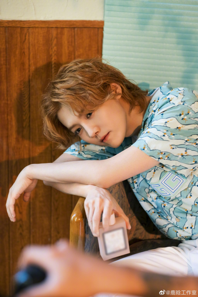 组图：鹿晗薄荷绿花衬衣七夕写真释出 卷发造型尽显复古清新第2张图片