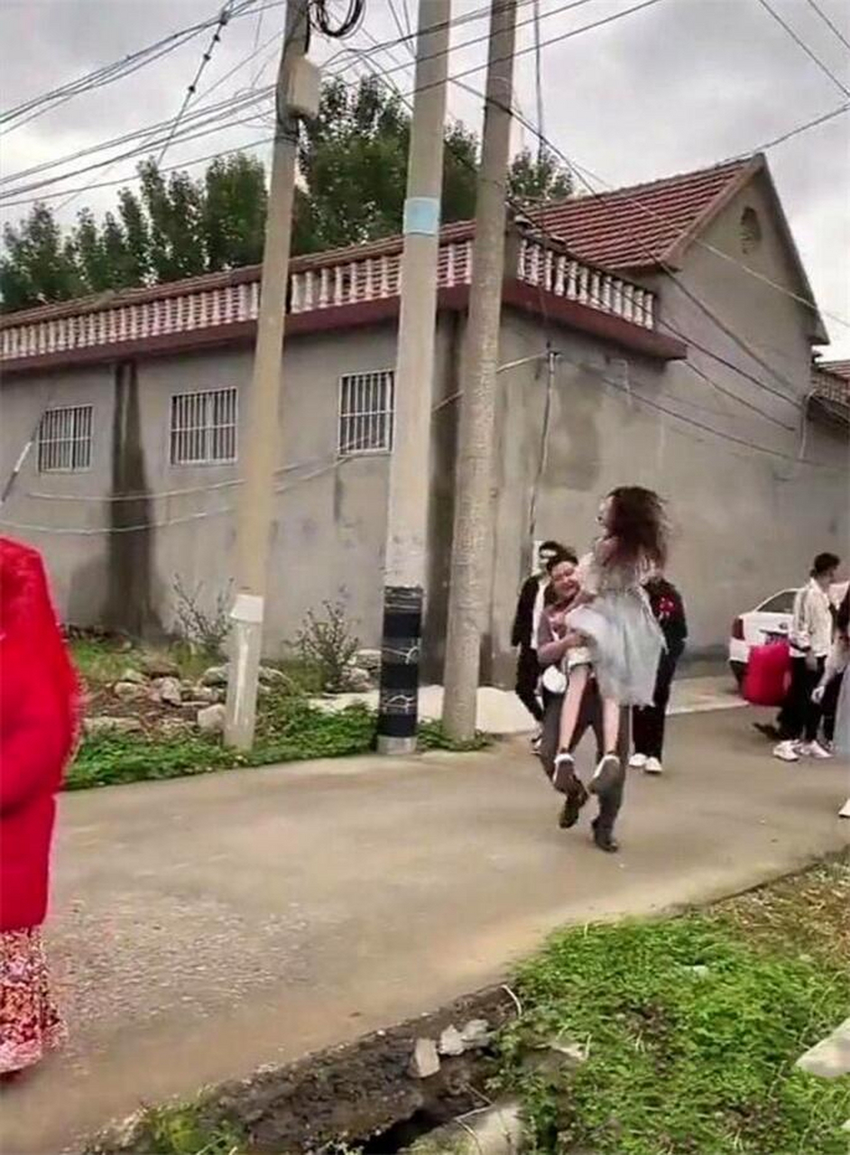 这位伴娘一定很后悔参加这次婚礼,被这样欺负!