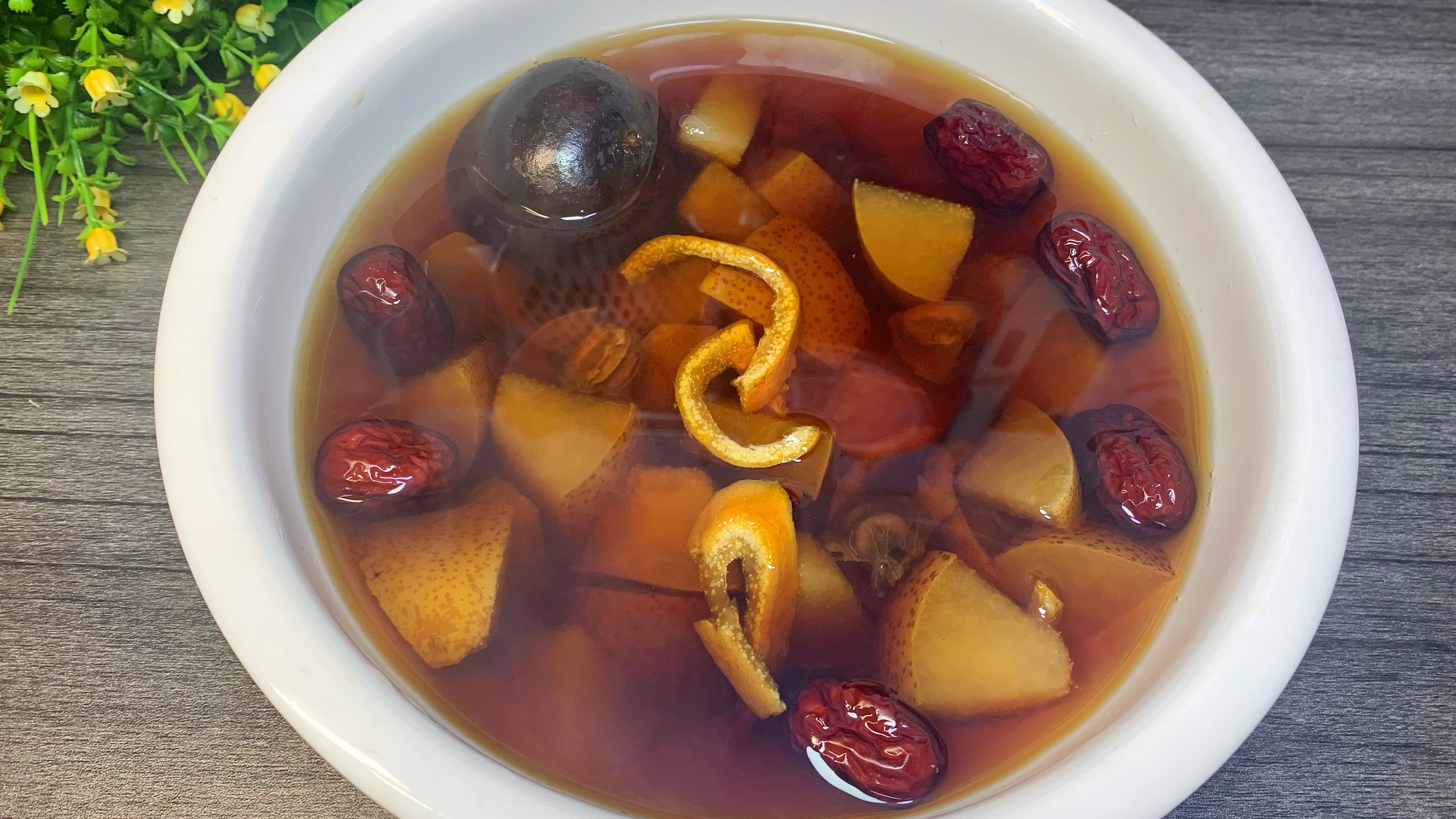 秋冬季节多喝冰糖雪梨茶,加入罗汉果和橙皮,口感香甜,润肺降燥
