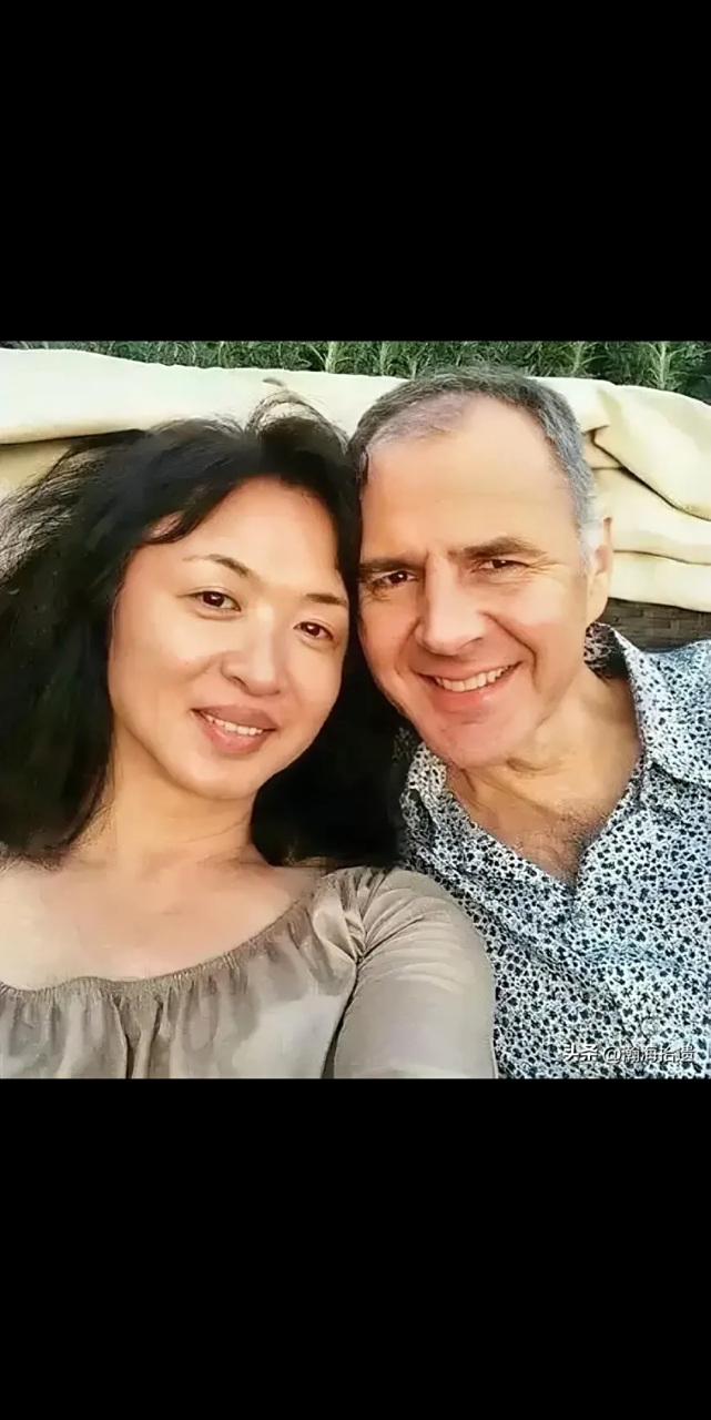 有一次,记者问金星:"你做完变性手术后,和女人一起洗澡时,会不会起