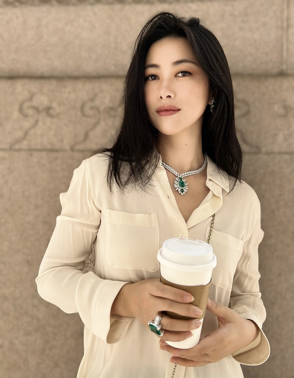 朱珠好美# 朱珠白色衬衫77黑色半身裙,气质由内而外散发出来,自带