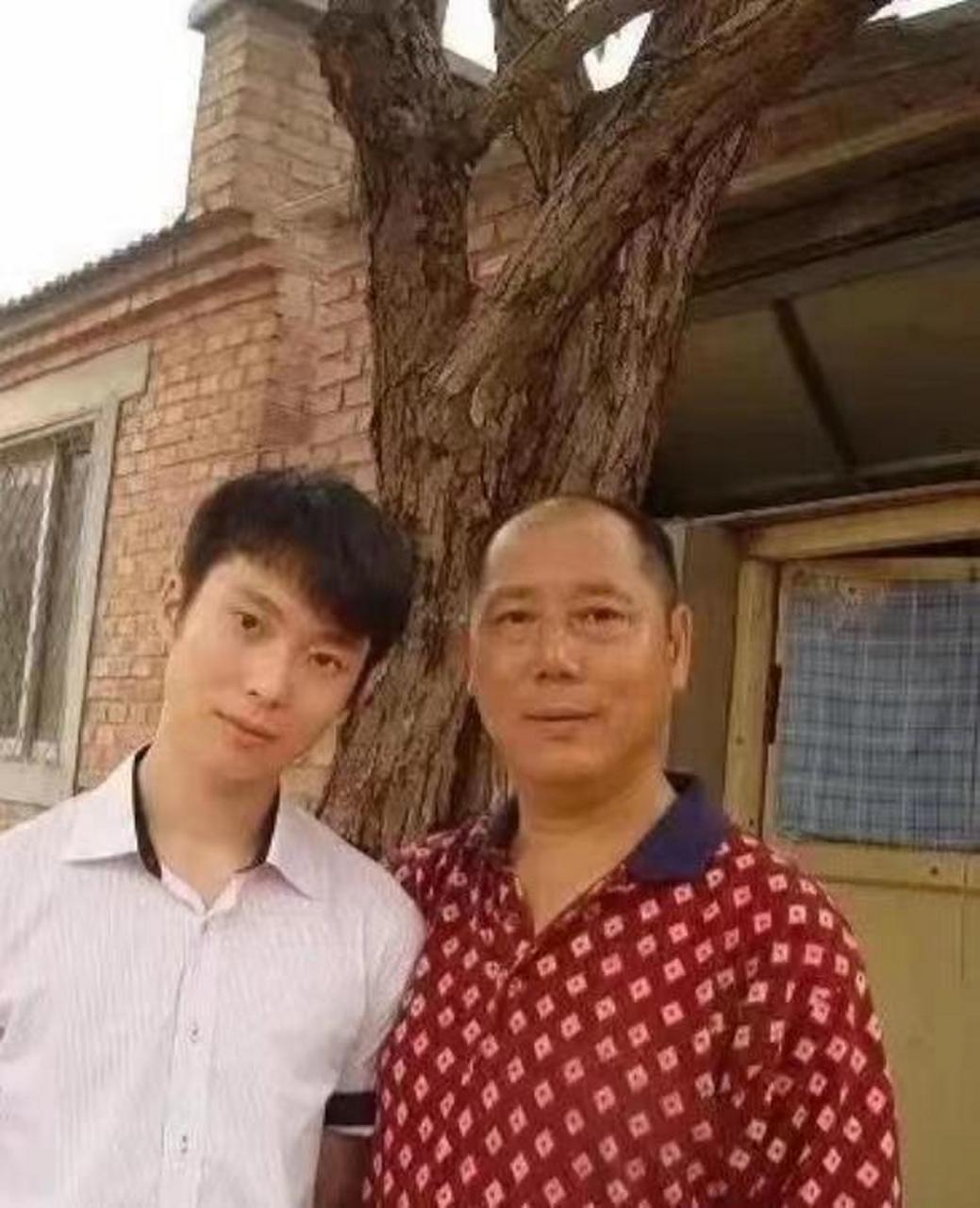 李成儒剛成為千萬富翁時,將妻子和兒子趕出家門,讓他們不得已擠在一個