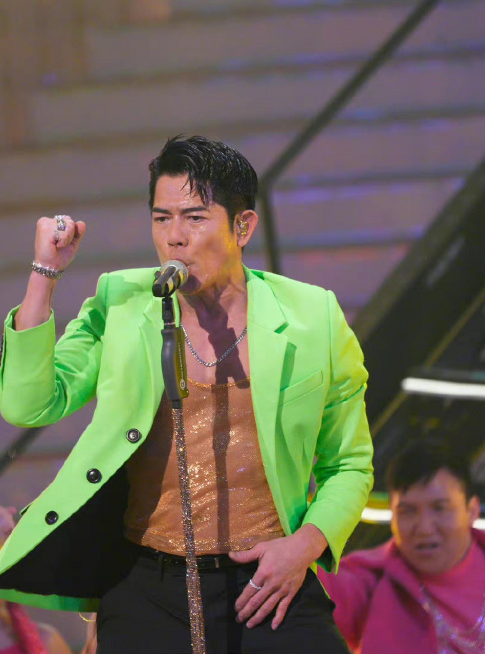 原来郭富城也模仿刘德华的穿搭,tvb台庆穿了亮片透明内搭,本以为是新