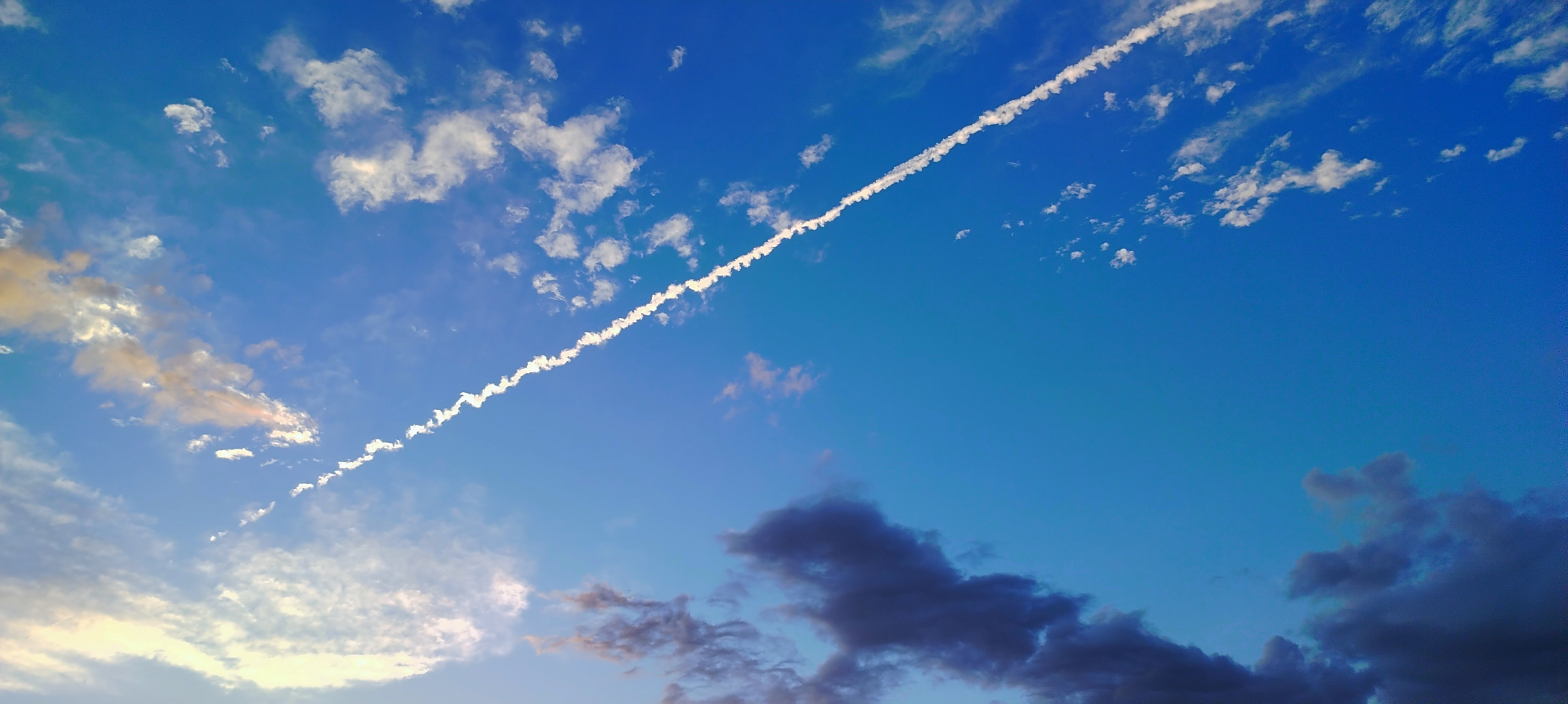 网红打卡地辽宁杠杠滴# #美好辽宁欢迎您# 阜新天空惊现穿云箭奇观