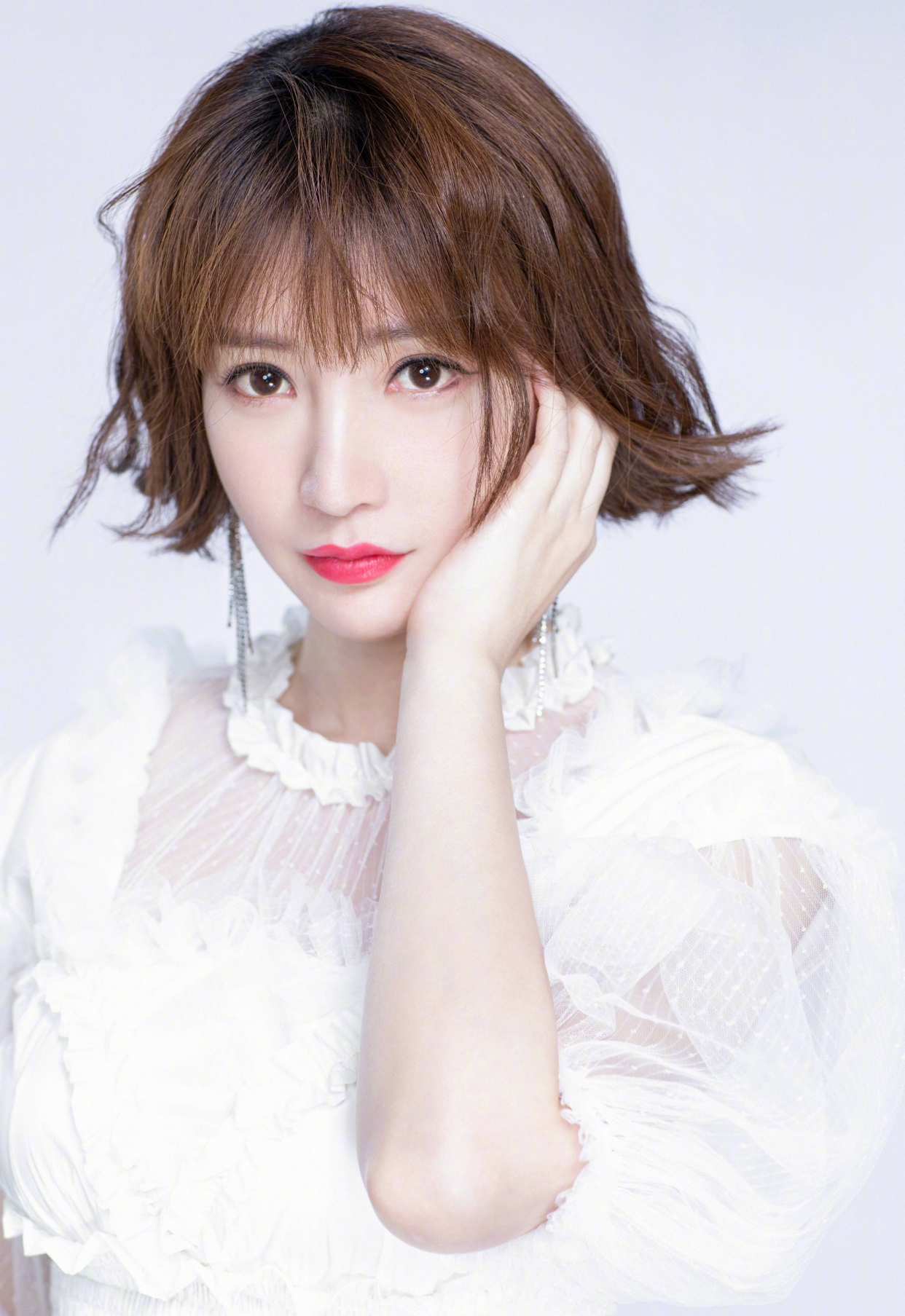 柳岩:五官立体又精致,短发彰显干练的同时又不失女人味!