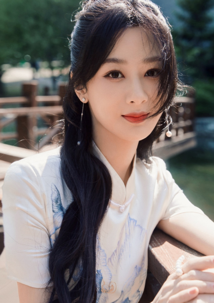 杨紫摸索到自己的新风格了,就走古风清雅路线,连续两次活动造型备受