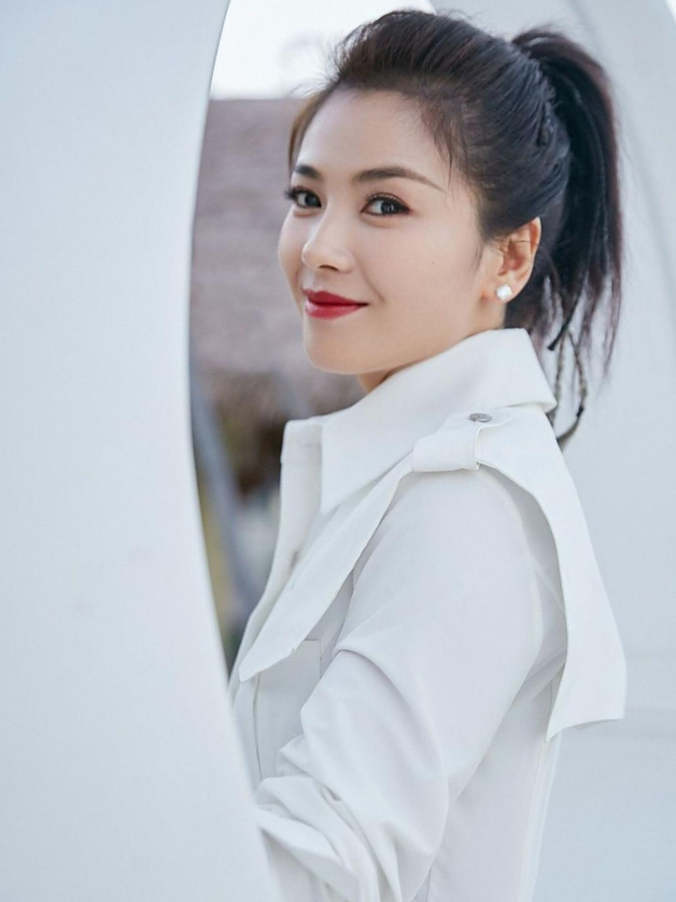 看刘涛露着牙齿笑,很热情,但现在成了不露牙齿了,而是很自然的抿嘴笑