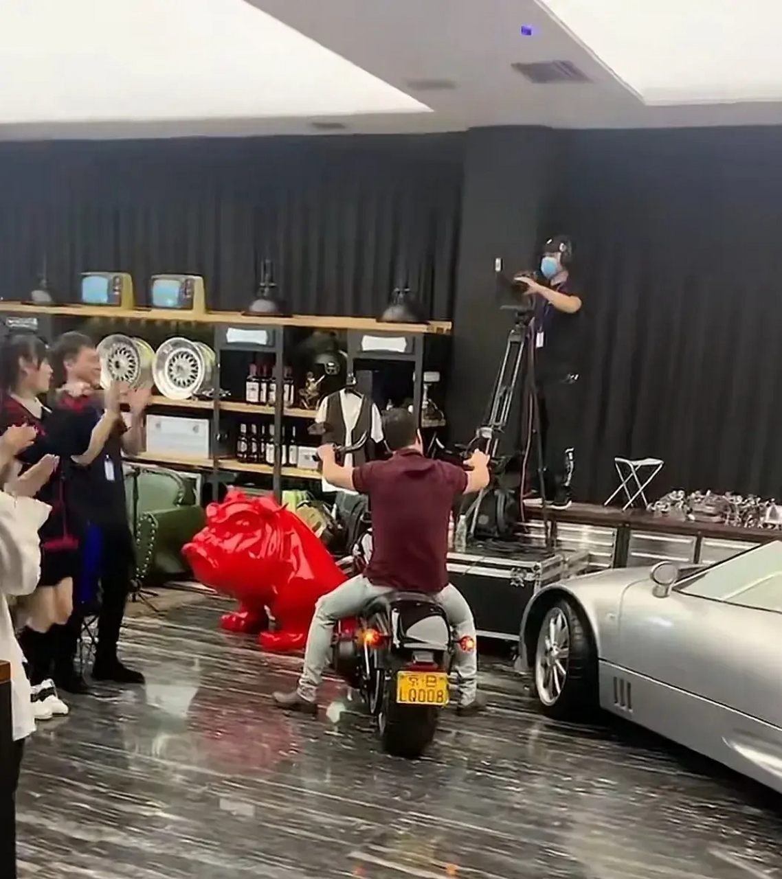 某次活动中,杨坤骑着哈雷摩托车,在夹道欢迎众人的欢呼声中炫丽出场