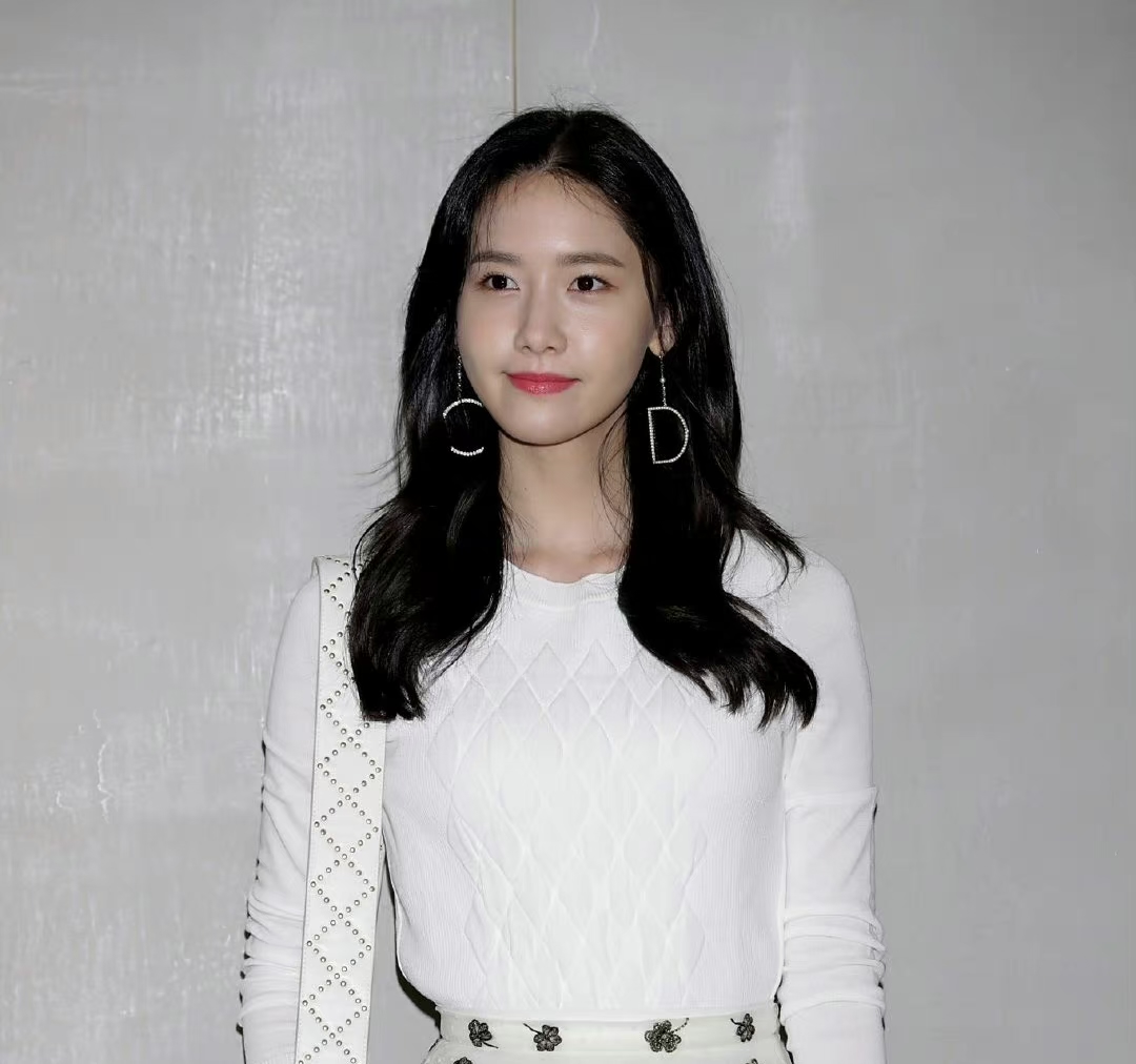 30 的林允儿颜值依旧在线,皮肤状态很好