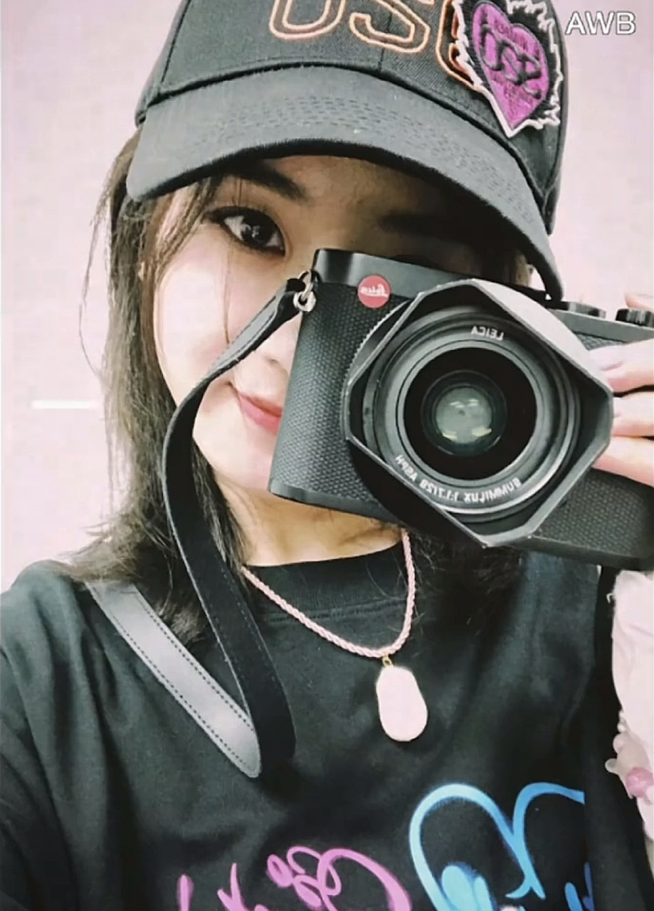 赵丽颖晒看演唱会自拍照,手指上戴着卡通小熊童心未泯,她的生活妆就像