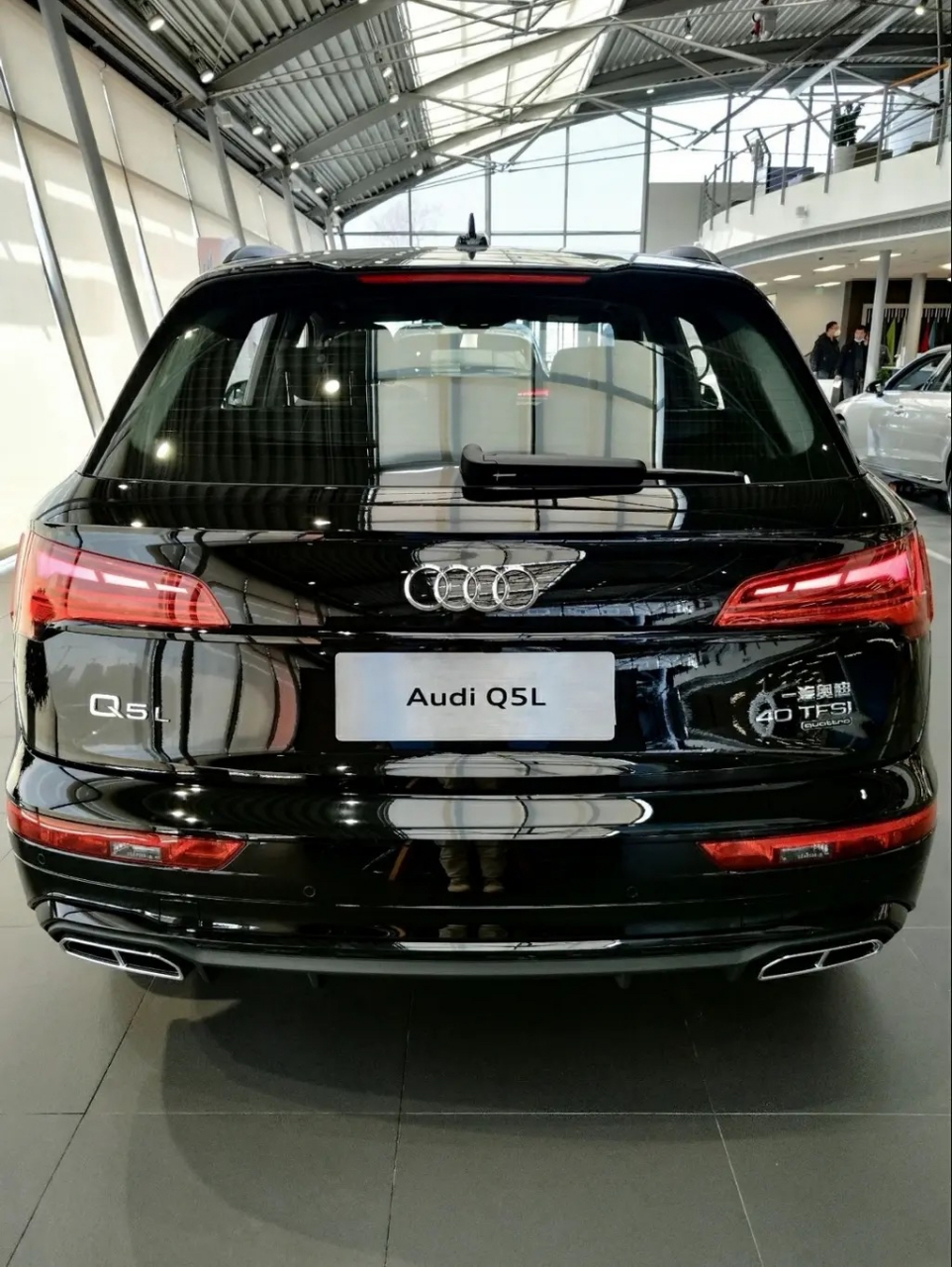 奥迪q5l传奇黑色  全新内饰:运动座椅双皮面料及高级纳帕真皮.