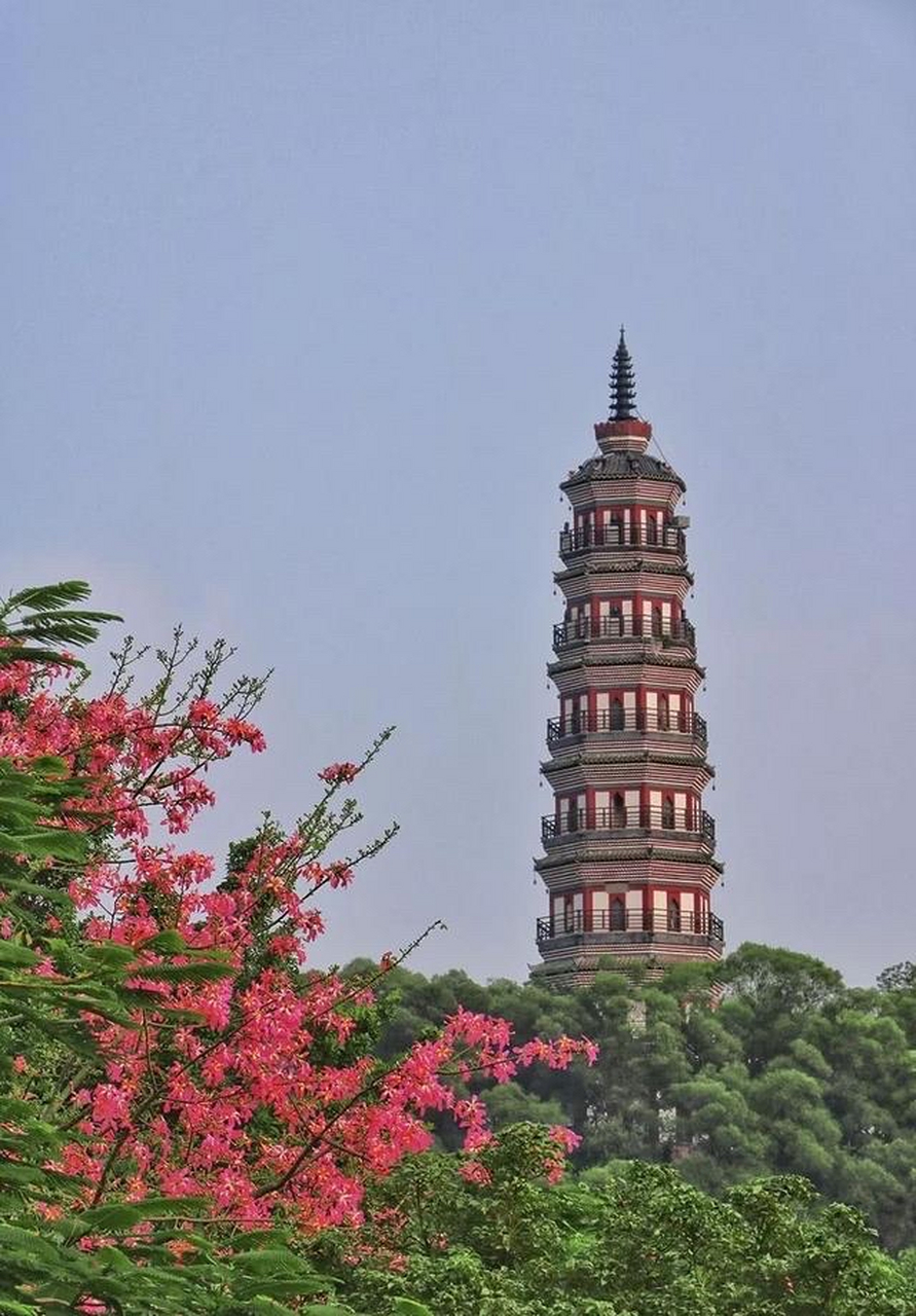 5公里长江边的钵盂峰上.因其形如卓笔,故又名文峰塔.