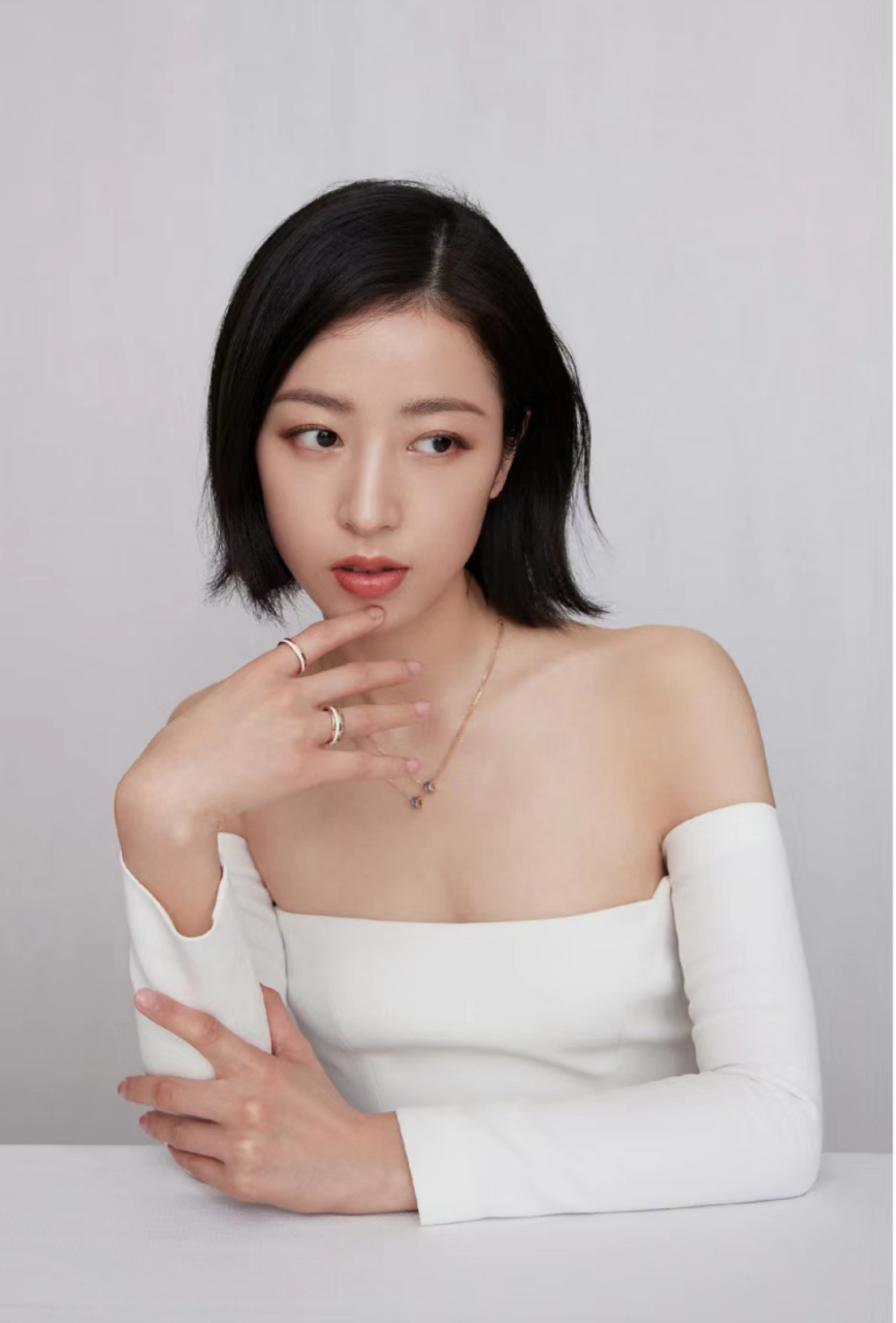 可盐可甜的周雨彤,又 a 又飒的惹人爱,低胸白色短款连衣裙太适合她了