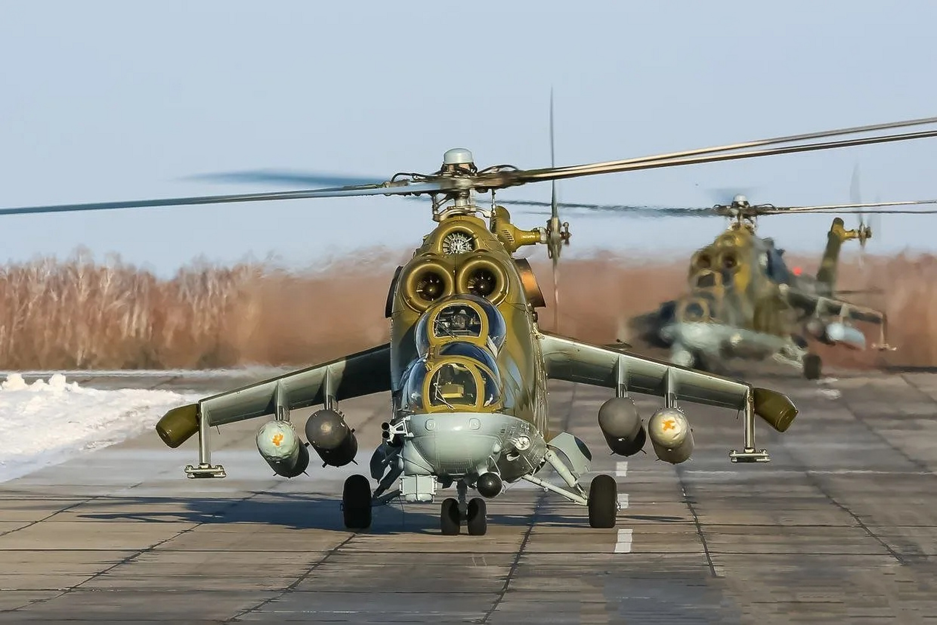 米24雌鹿武装直升机,在机头方向看,明显的能看到座