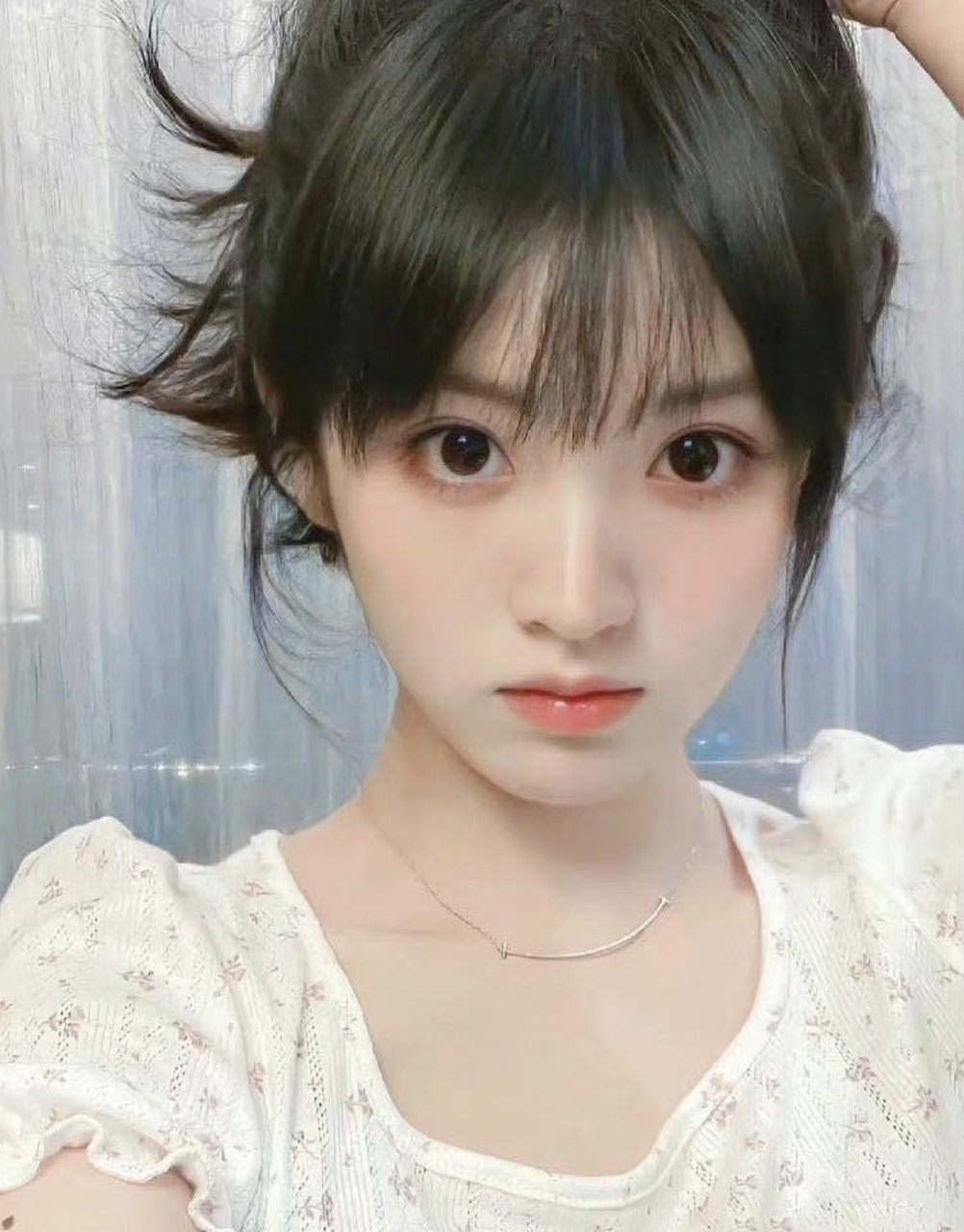 田曦薇之前是欧式大双,现在是细双,是去医美把双眼皮改窄了?