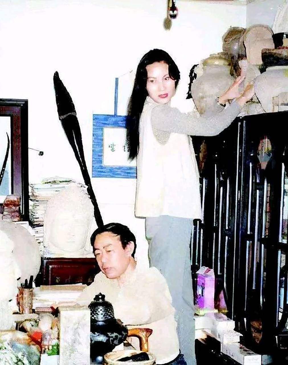 有一天,贾平凹带着自己的妻子韩俊芳去民政局办理离婚手续,工作人员给