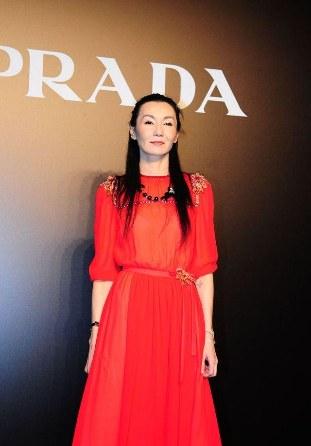 张曼玉穿红色连衣裙,也难掩沧桑感,皱纹太真实