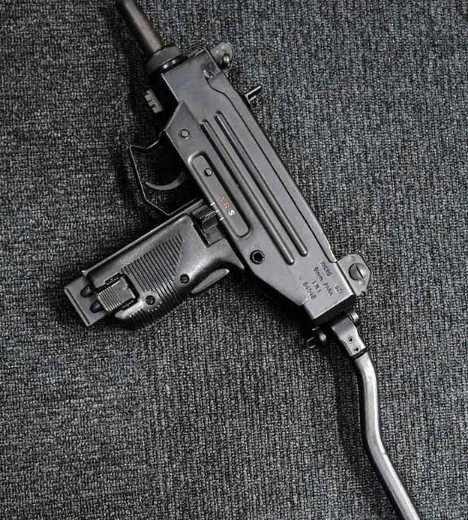 枪身短,射速快的乌兹冲锋枪,是特种兵的最爱,它是如何工作的?