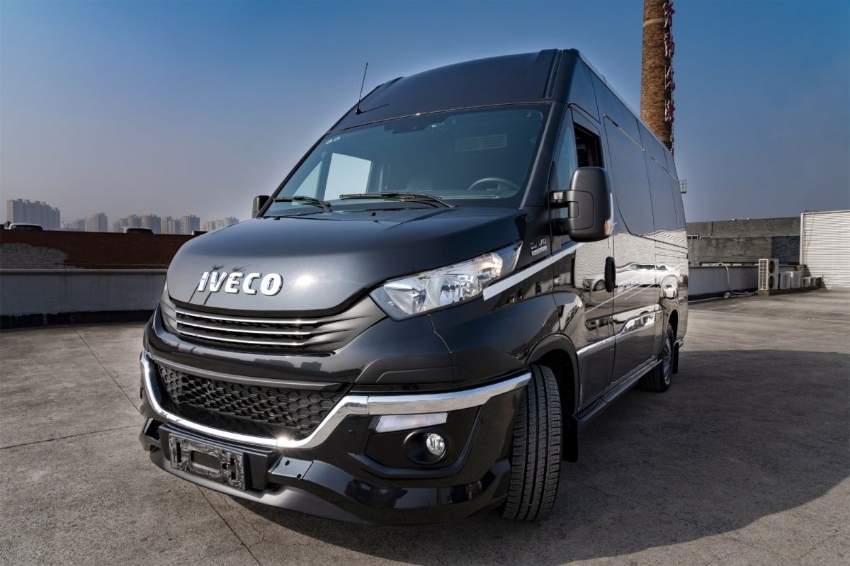 最"土豪"依维柯mpv亮相,3.0t柴油 8at,豪华媲美埃尔法,霸气