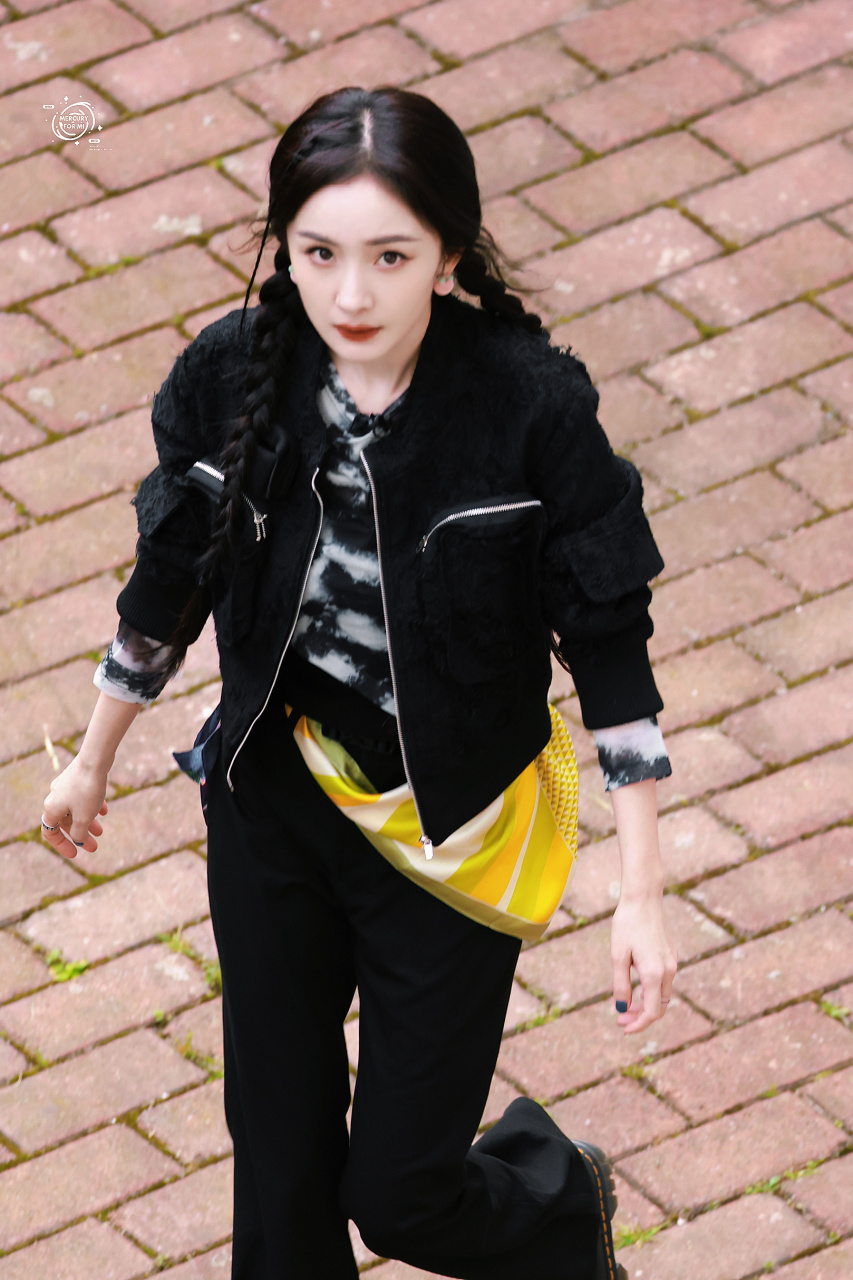 杨幂把丝巾系腰上# #宝贝上班了!