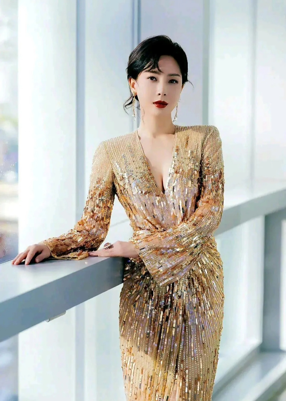 陈数这身深v亮片长裙造型,高贵时尚,身材性感丰腴,气质优雅,自信从容