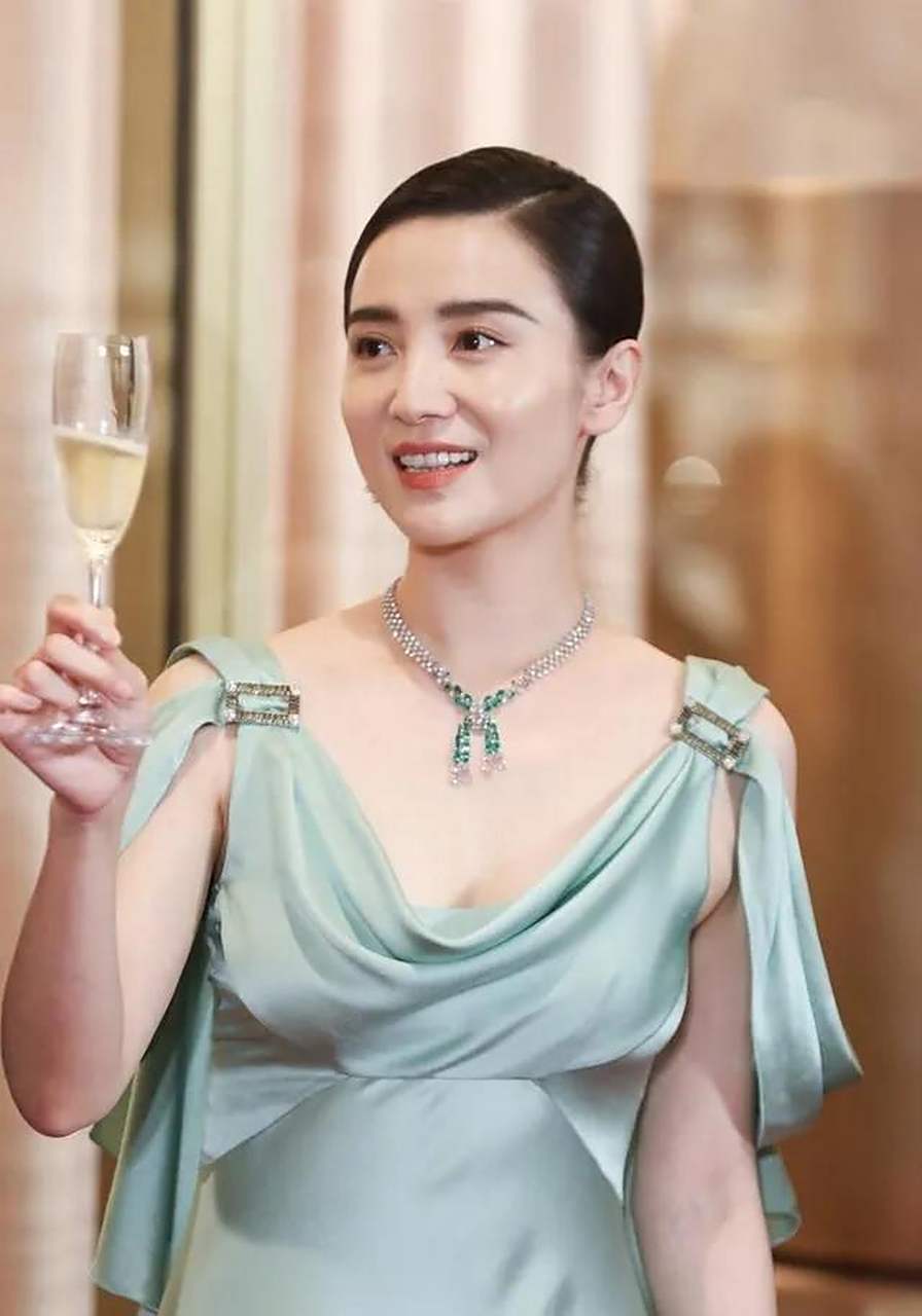 小宋佳才是"大号水蜜桃", 穿低胸露背裙凹凸感十足,42岁身材似少女