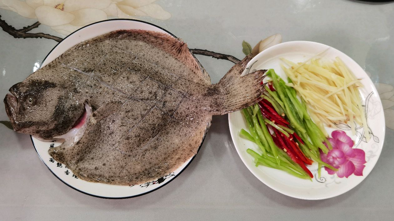 清蒸多宝鱼,不用葱、蒜,用嫩姜、青红辣椒,没腥味,嫩滑好吃