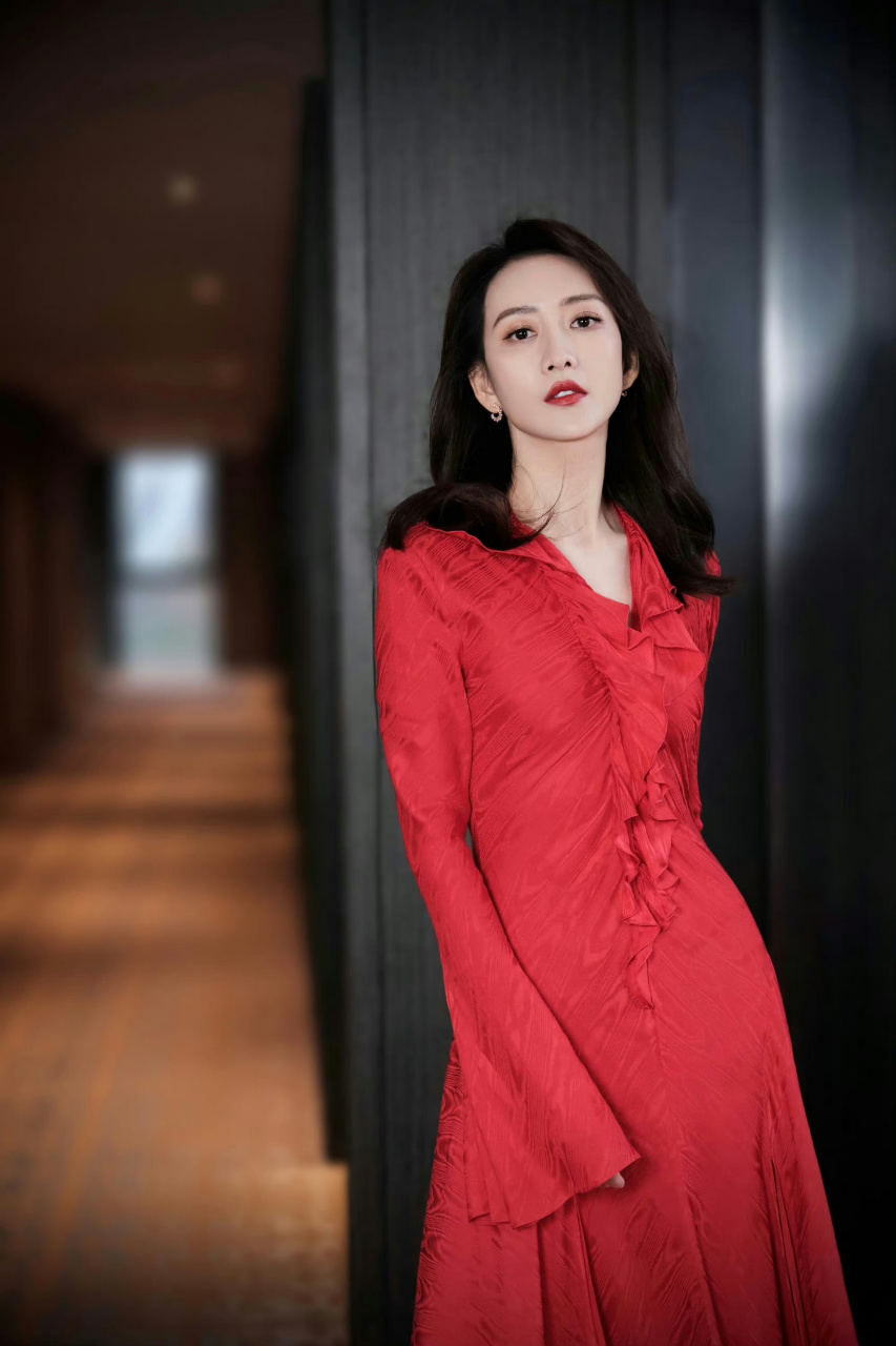 王鸥  红色长裙  尽显完美好身材