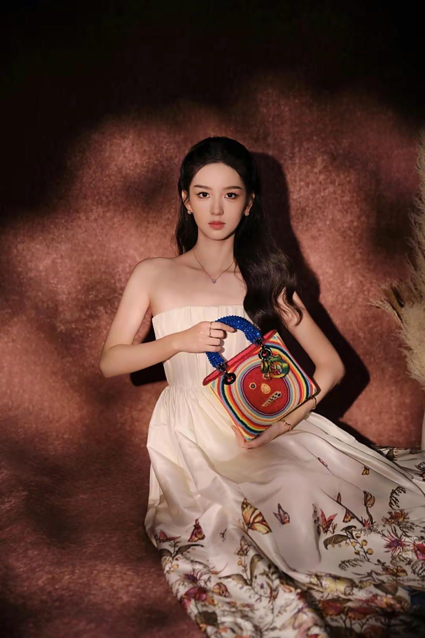 女神周也,一袭白色抹胸复古长裙,清新靓丽,气质优雅.