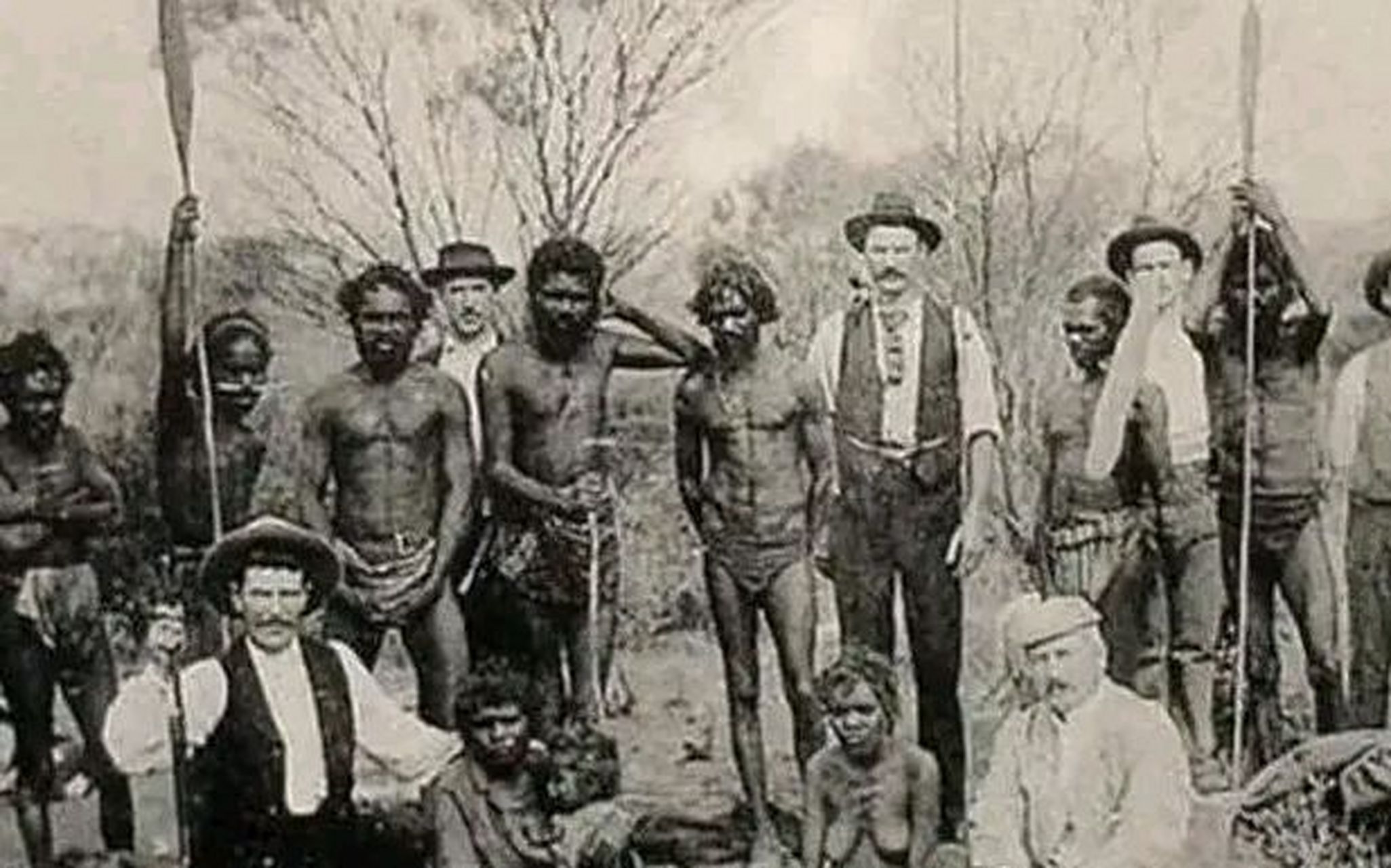 这是1890年,澳大利亚境内,几名白人殖民者和奴隶的一张合影,当时在