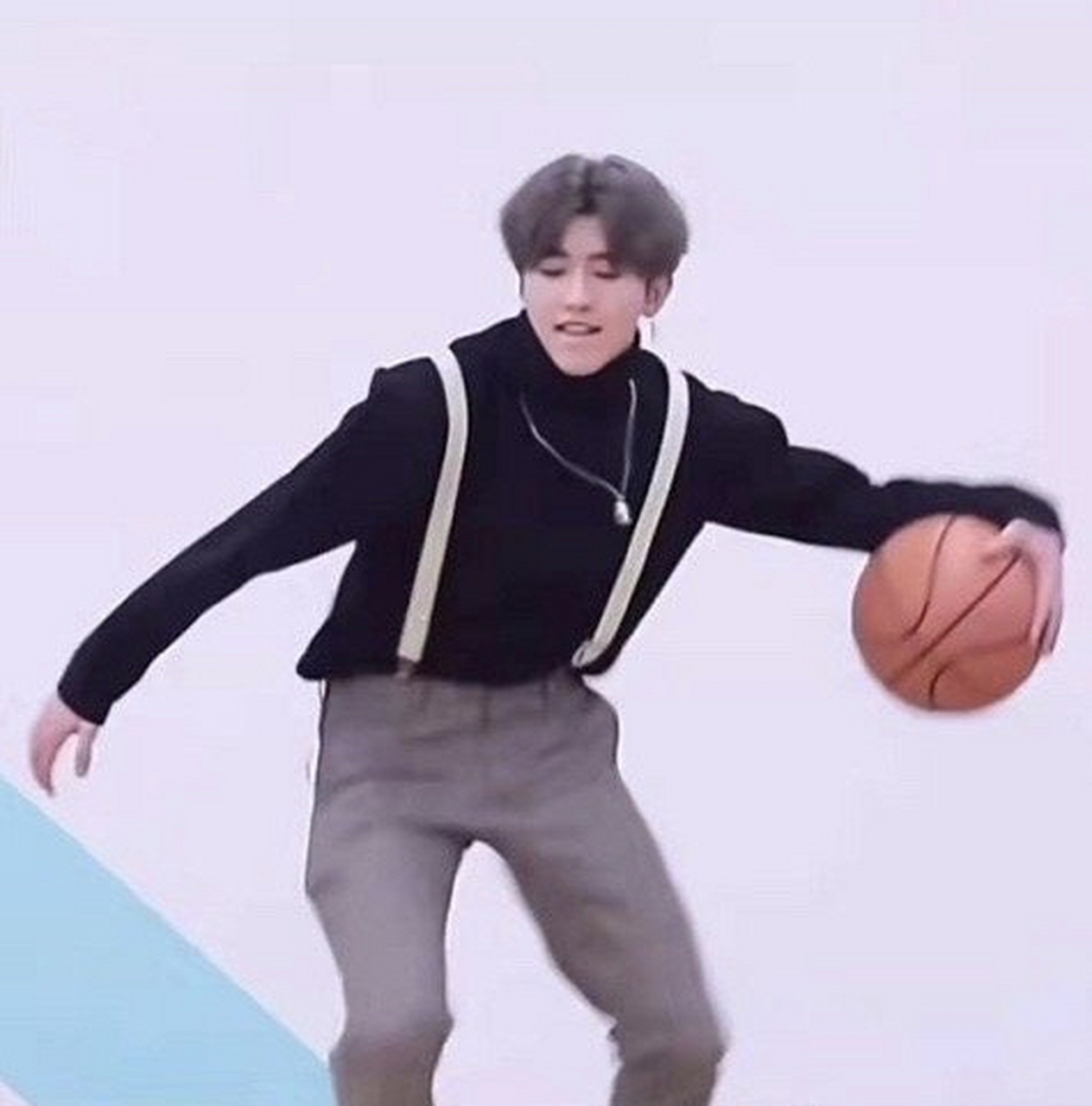 人民网评又把"鸡你太美"这个梗推上了一个新的高度,不能让恶俗的网络