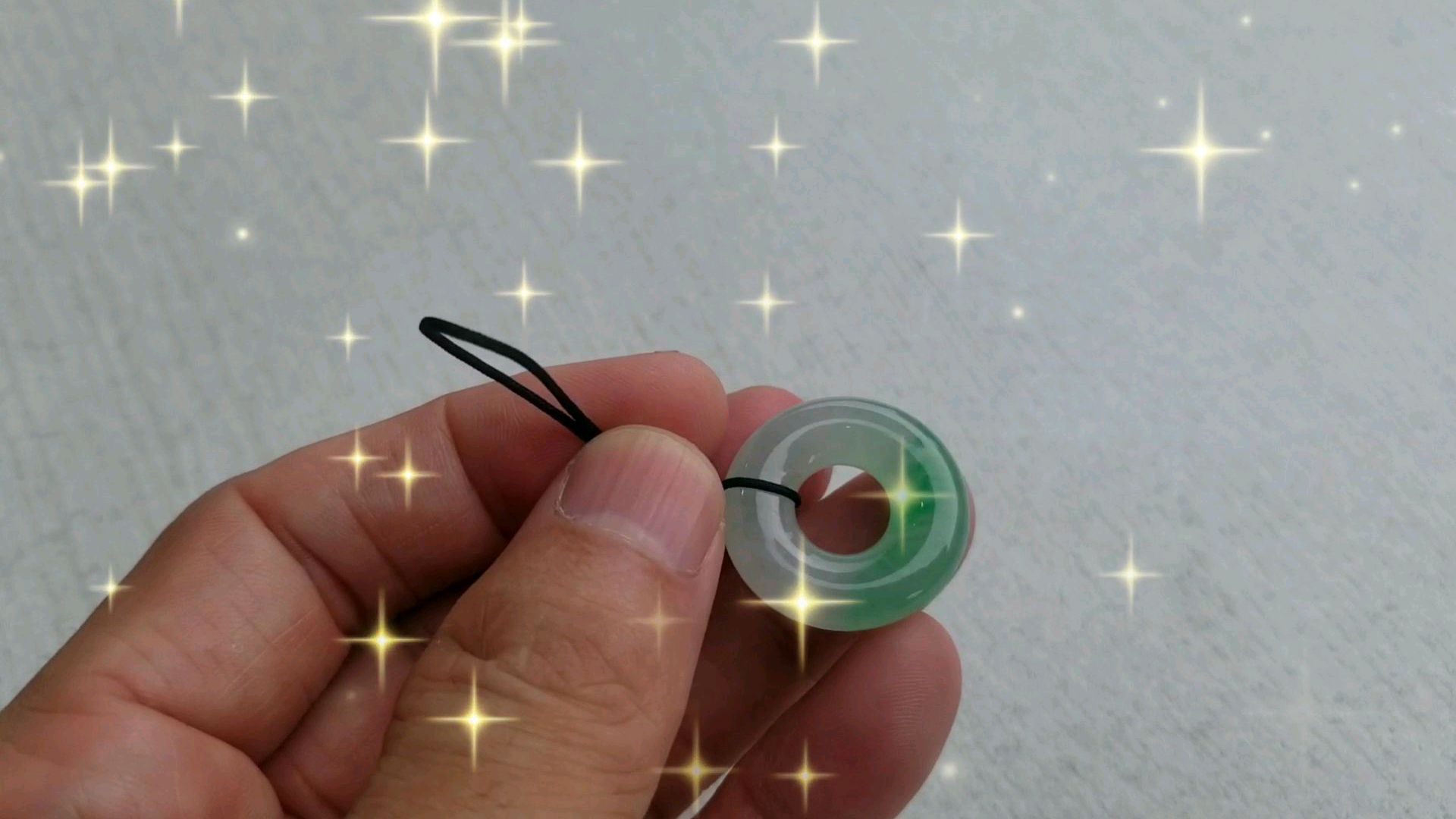 荔枝肉种的翡翠玉环,洁白地子的翡翠面包圈,要价六千贵吗