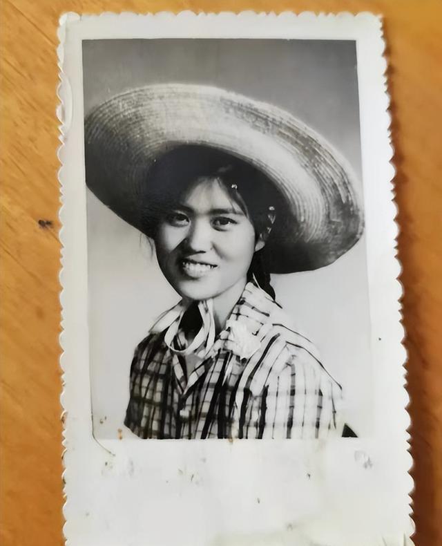 一些黑白老照片:上世纪六七十年代的青年人,干净纯洁