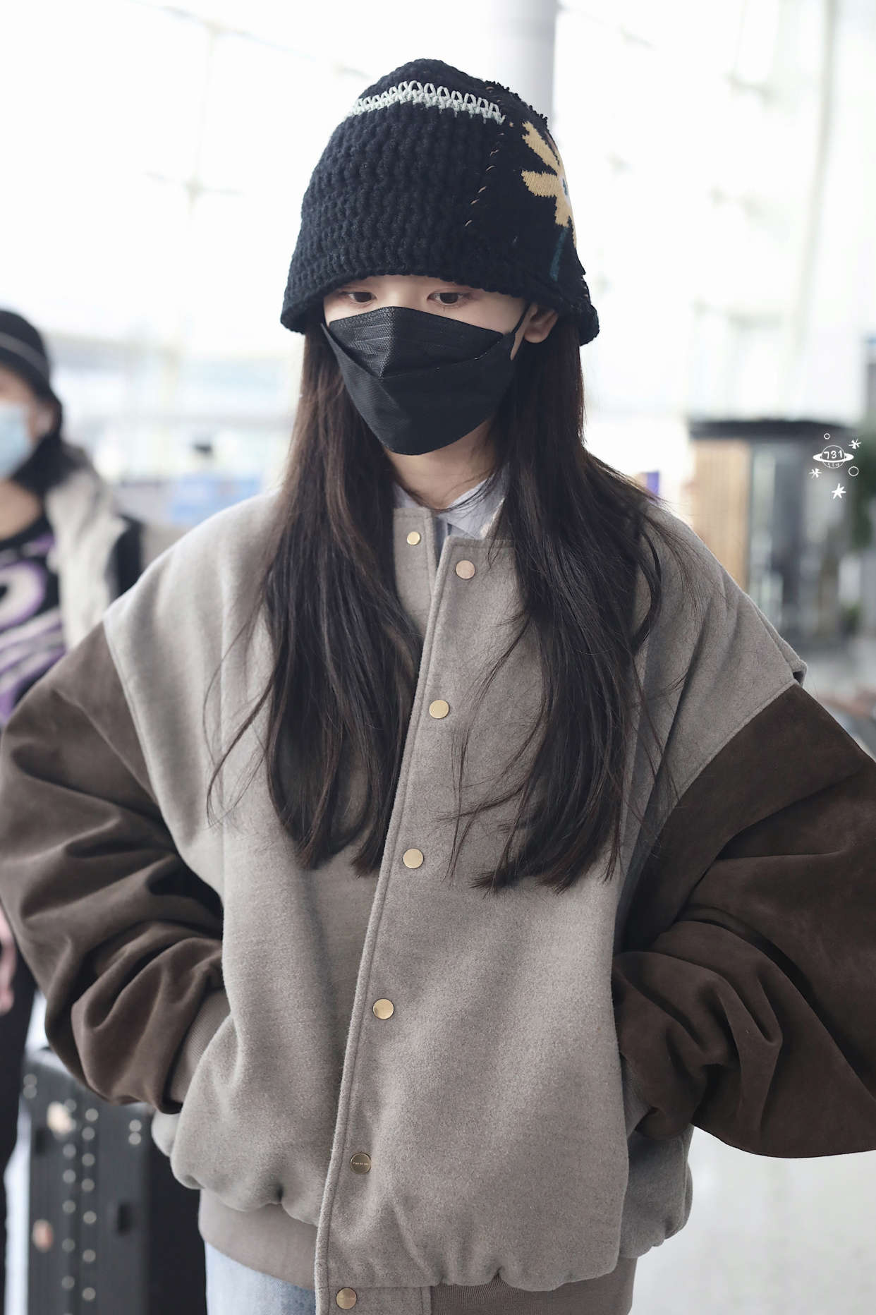 杨超越水泥灰色棒球服机场冬日穿搭