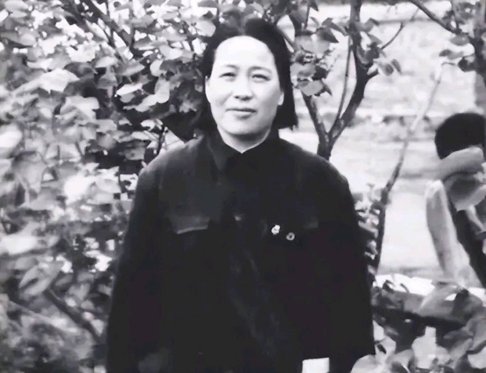 1940年,陕北延安,高岗前妻杨芝方,一张罕见的留影,当时的她是陕甘宁边