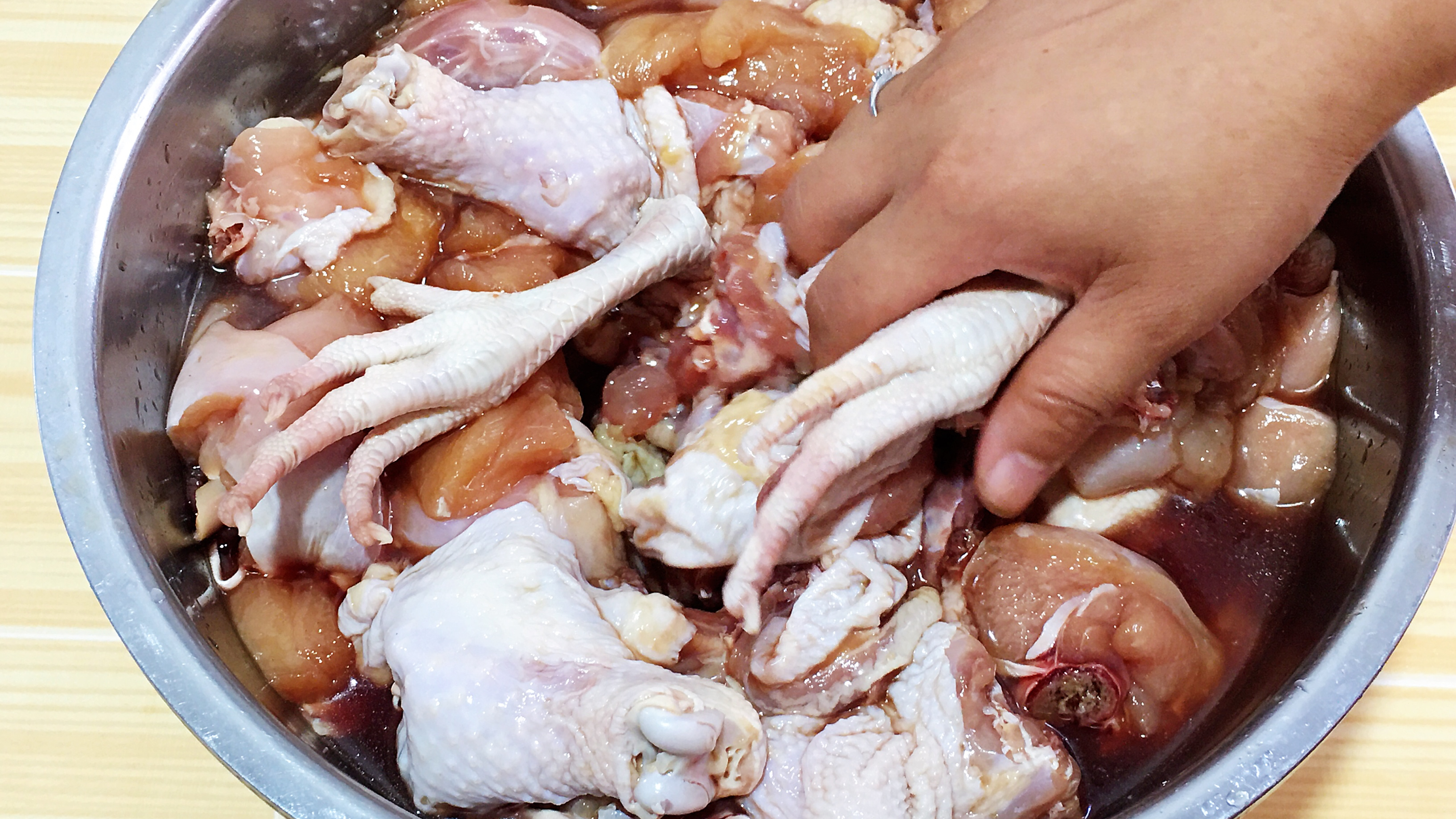 炖鸡时,有人焯水,有人直接炖,都不对,教你最正确做法,太香了