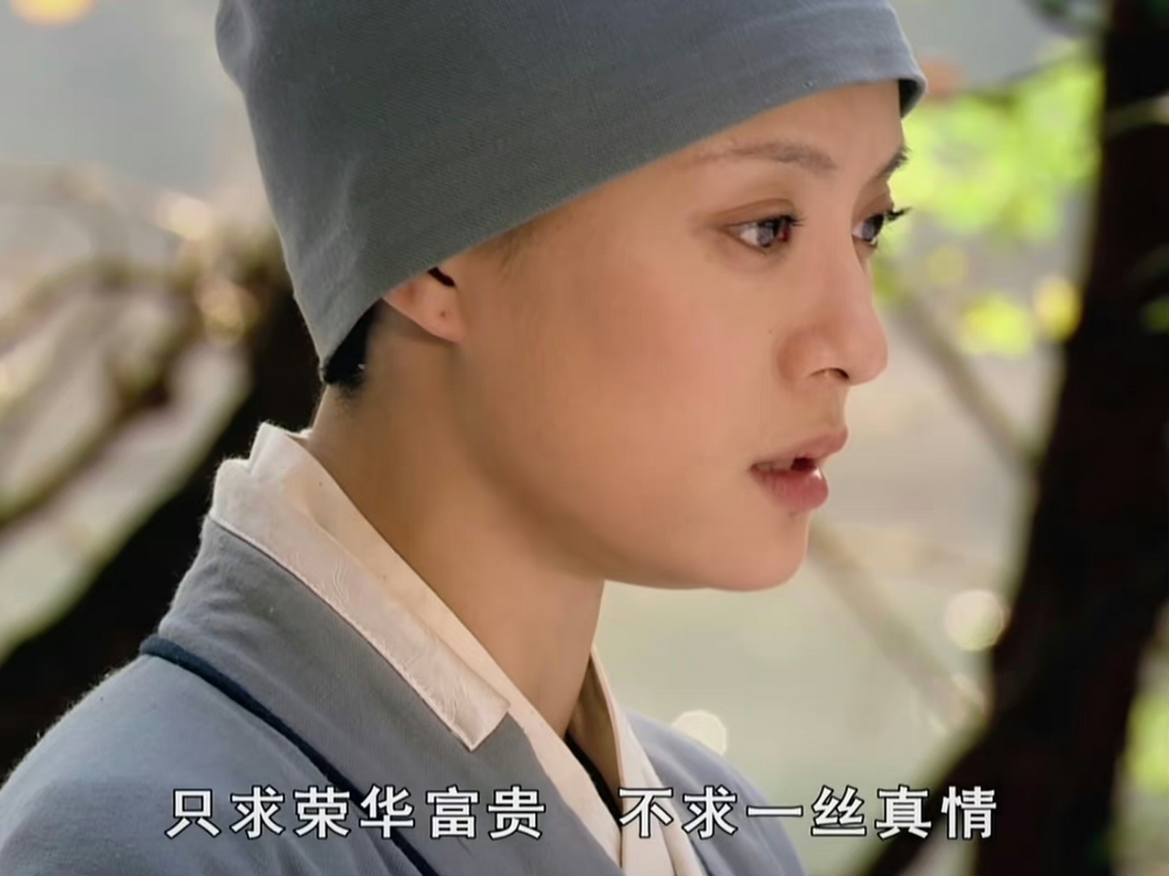 据媒体报道,如今一些人偏爱寺庙游,到清幽禅静中去