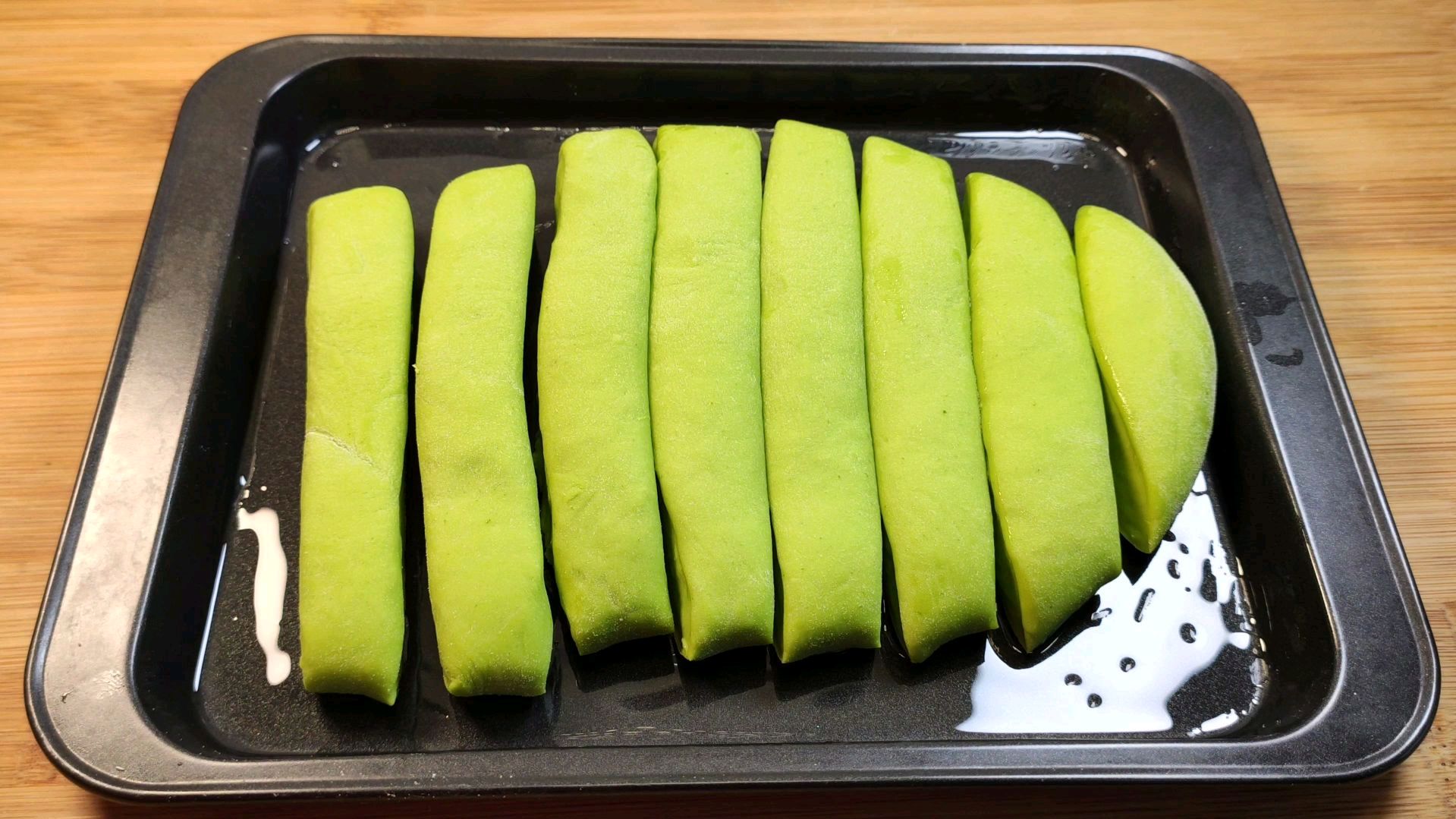 今天我们用韭菜和面粉来做好吃的美食,好吃又好看的韭菜拉面