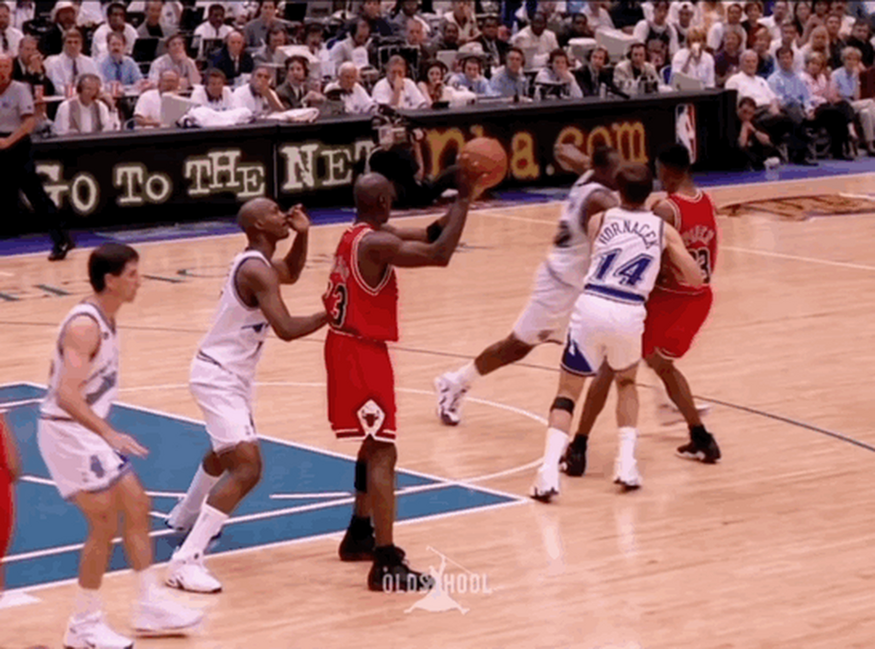 乔丹中轴脚真的一动没动.换现在这些球员,大概率