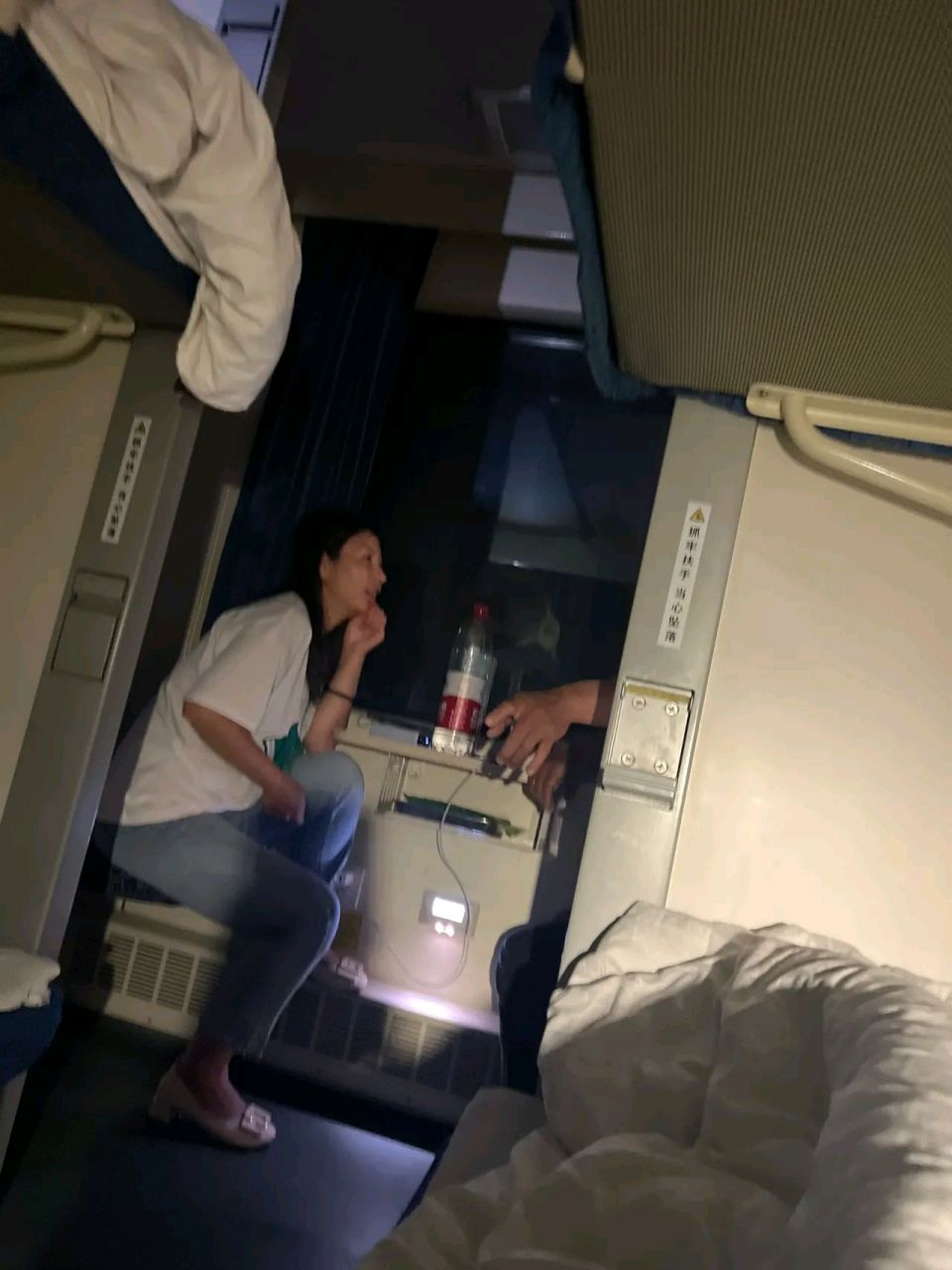 真是无语,乘火车,这夜里11:30还不睡觉,一直聊天,让人无法睡觉,怎么