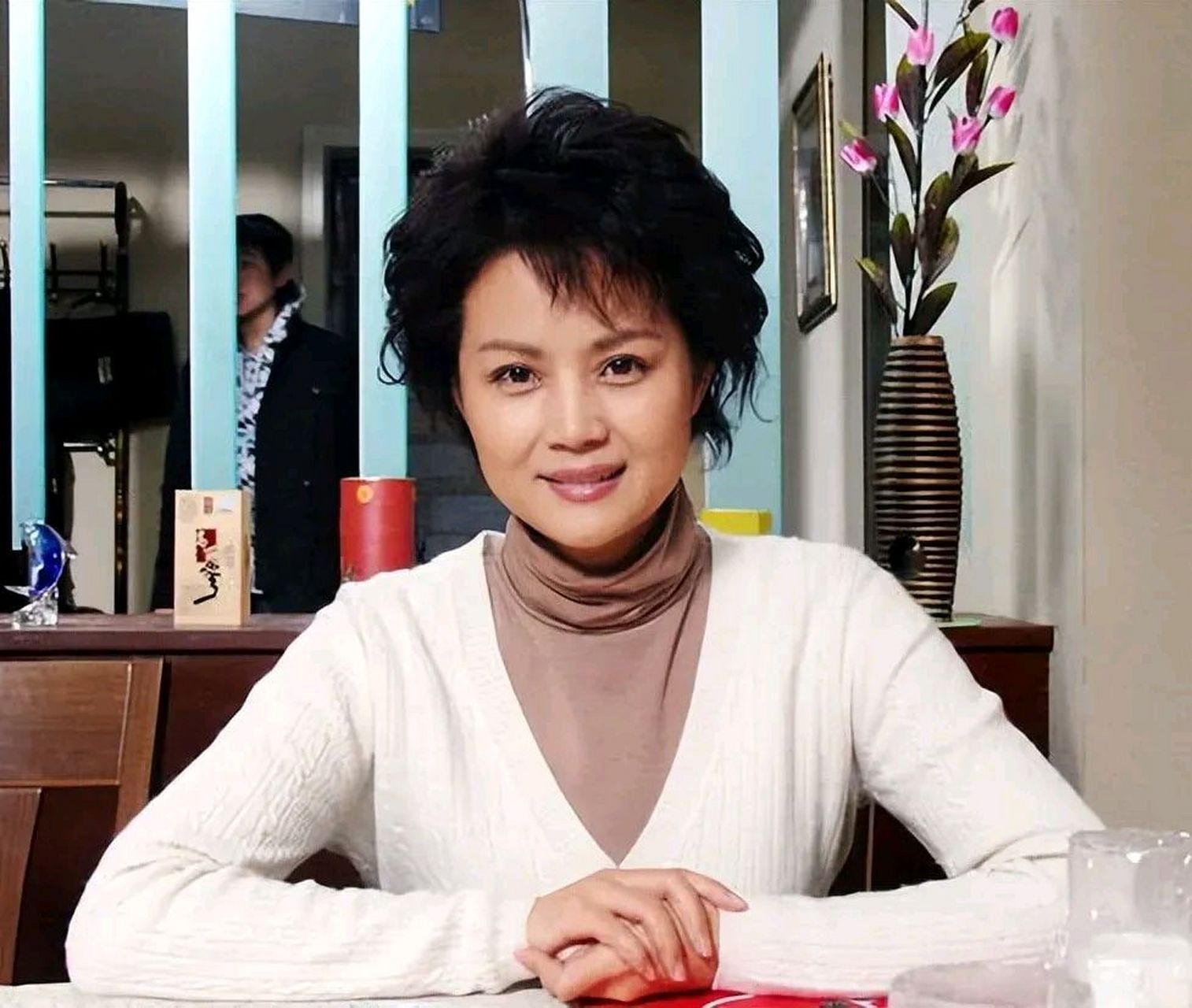 茹萍,1966年9月,出生在浙江省杭州市,在三姐妹中排行老大  1983年