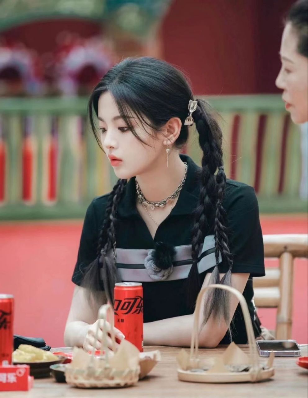 杨超越,一个长相清新又可爱的少女, 拥有属于邻家妹妹的气质.